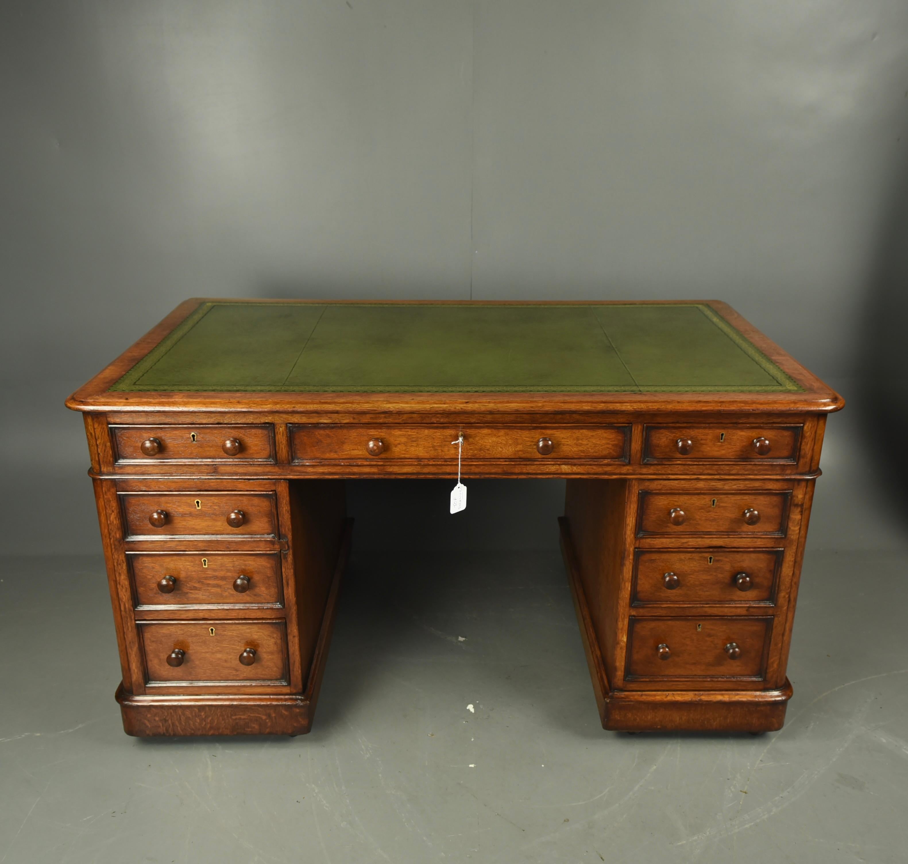 English 19th century Victorian oak pedestal desk