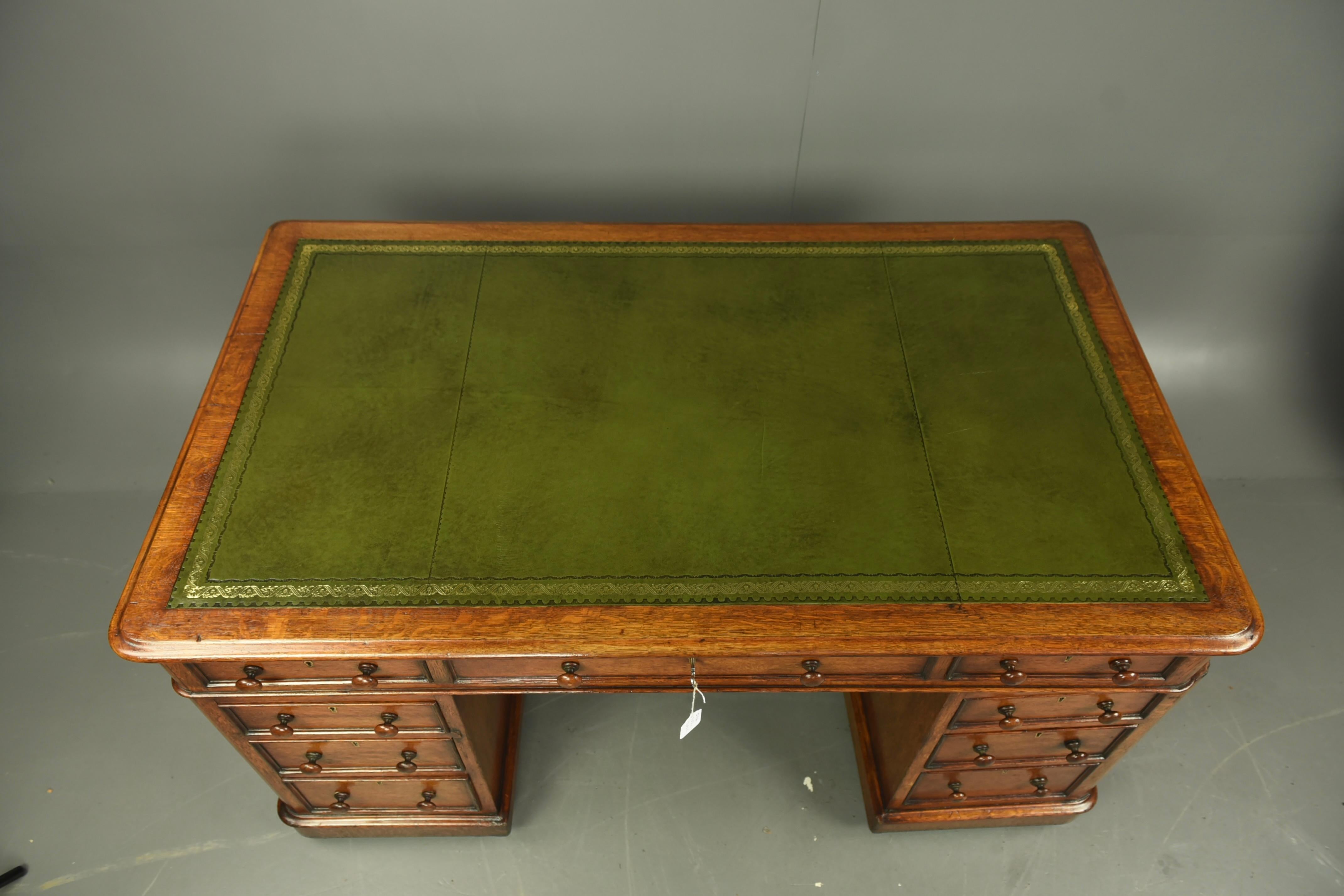 19th century Victorian oak pedestal desk In Good Condition In Chelmsford, GB