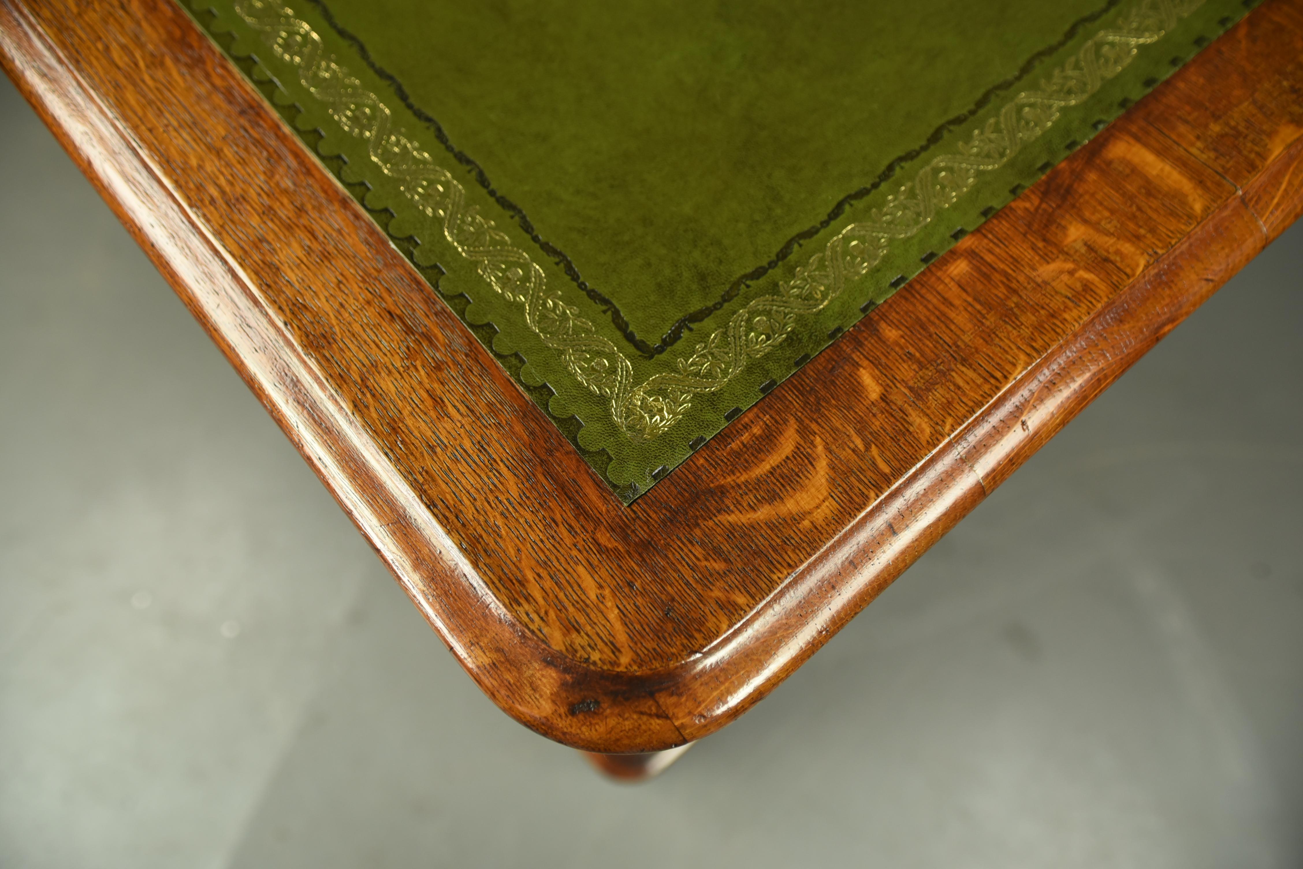 19th Century 19th century Victorian oak pedestal desk
