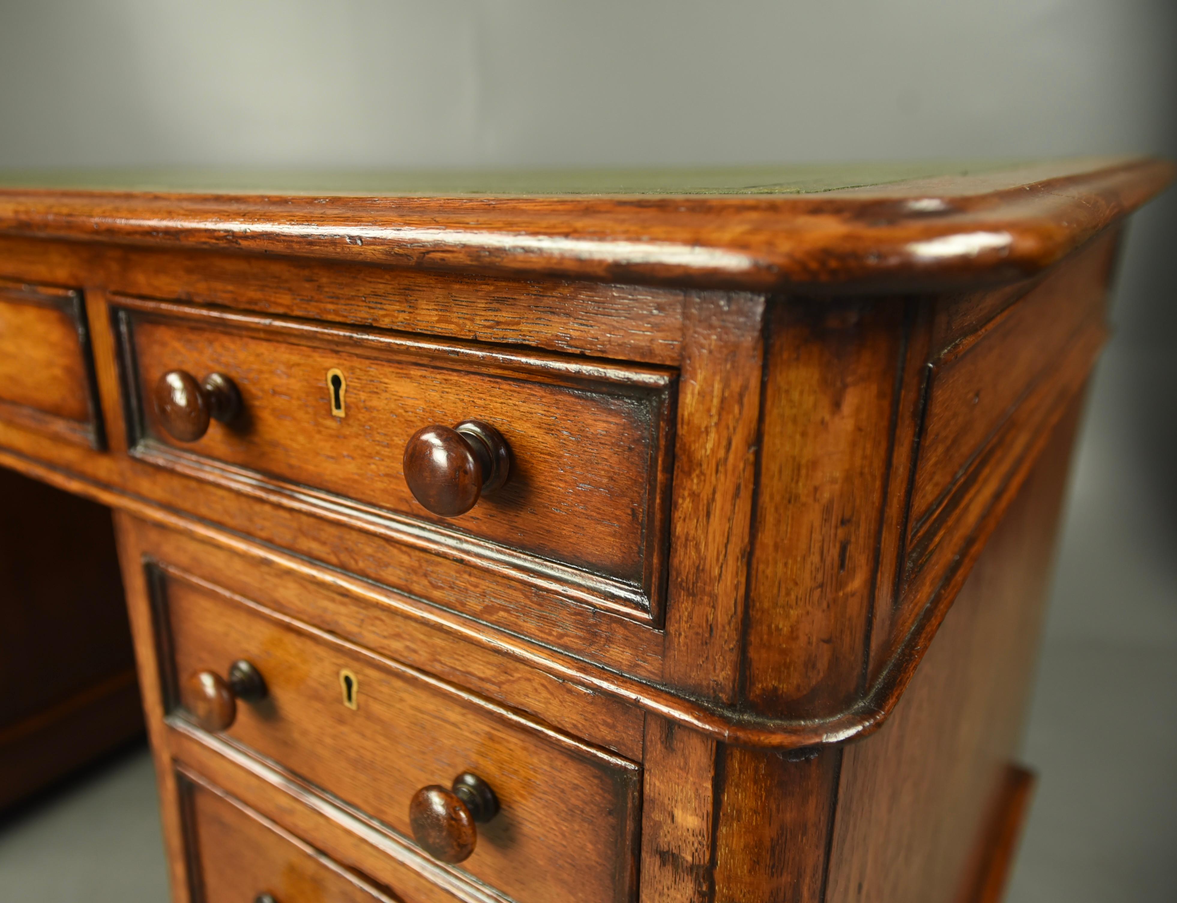Oak 19th century Victorian oak pedestal desk