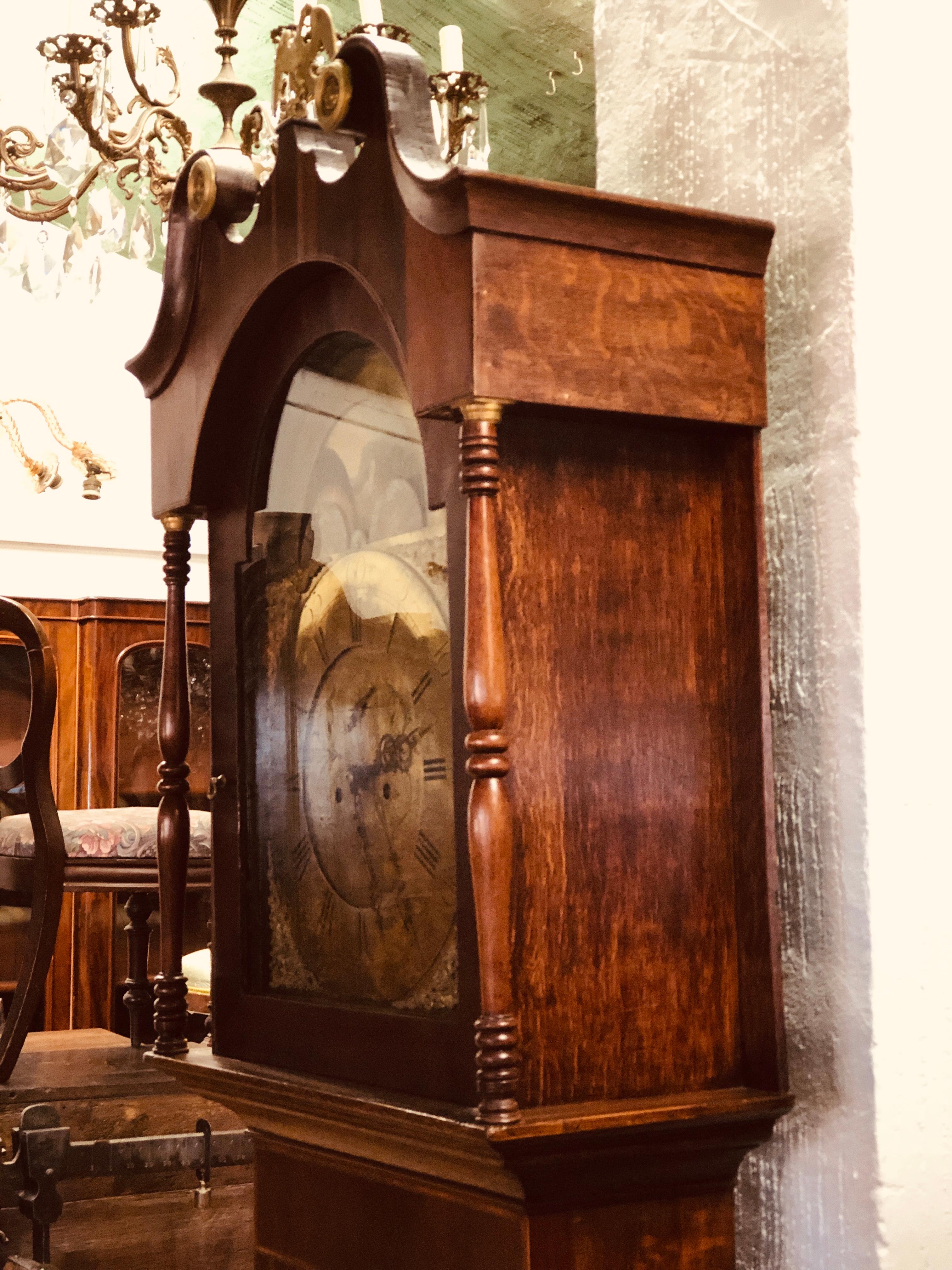England-Galles grandfather clock, Victorian era, mid-19th century, in oak wood and inlaid in fruit woods. Moon phases, golden bronze dial, working, pendulum and original weights.