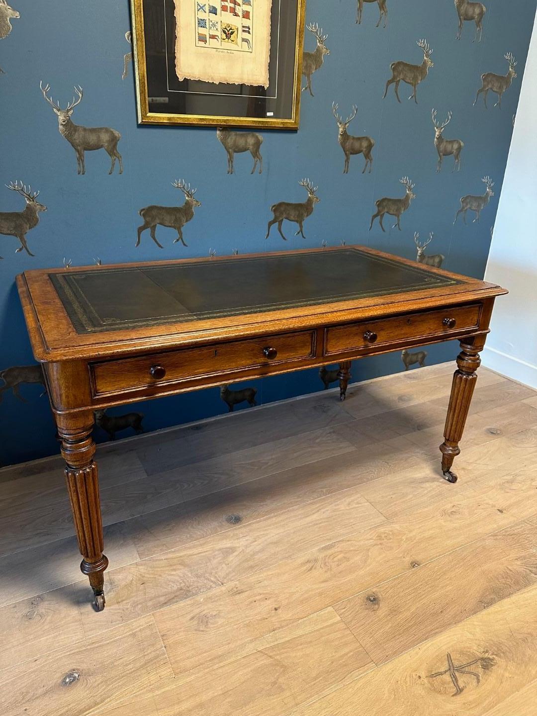 Beautiful antique English oak writing table with green leather and 2 drawers. The table is on porcelain wheels. The table is finished all around and can therefore stand freely in the room. Completely in good and original condition.

Origin: