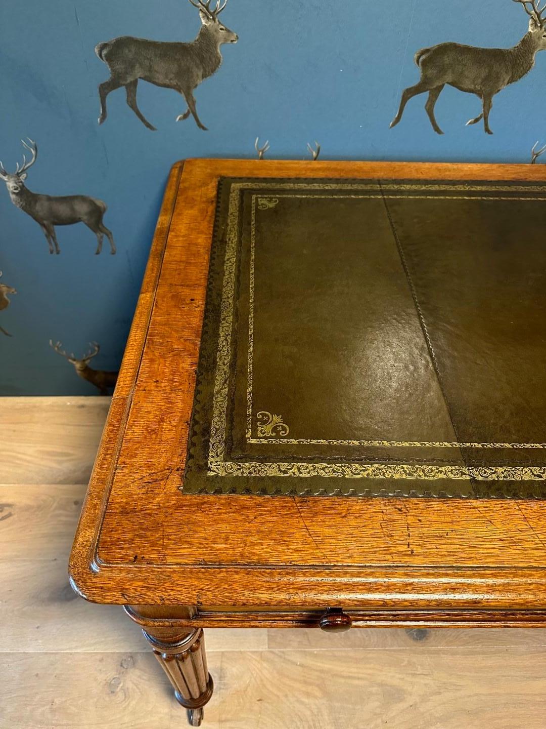 Début de l'époque victorienne Table à écrire en chêne victorien du 19e siècle en vente
