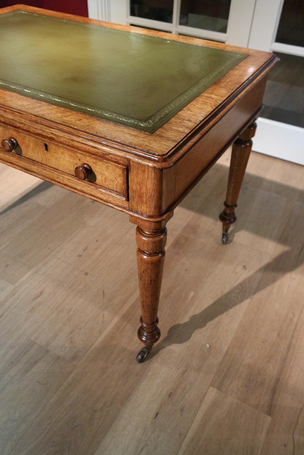 19th Century Victorian Oak Writing Table In Good Condition In Eindhoven, NL