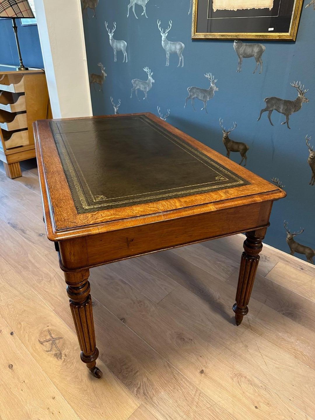 19th Century Victorian oak writing table In Good Condition For Sale In Eindhoven, NL