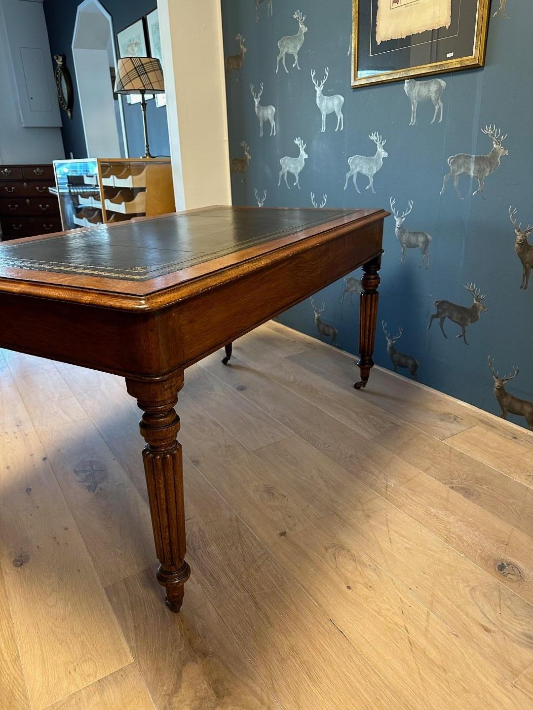 Oak 19th Century Victorian oak writing table For Sale