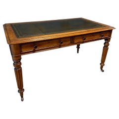 Mesa de escritorio victoriana de roble del siglo XIX