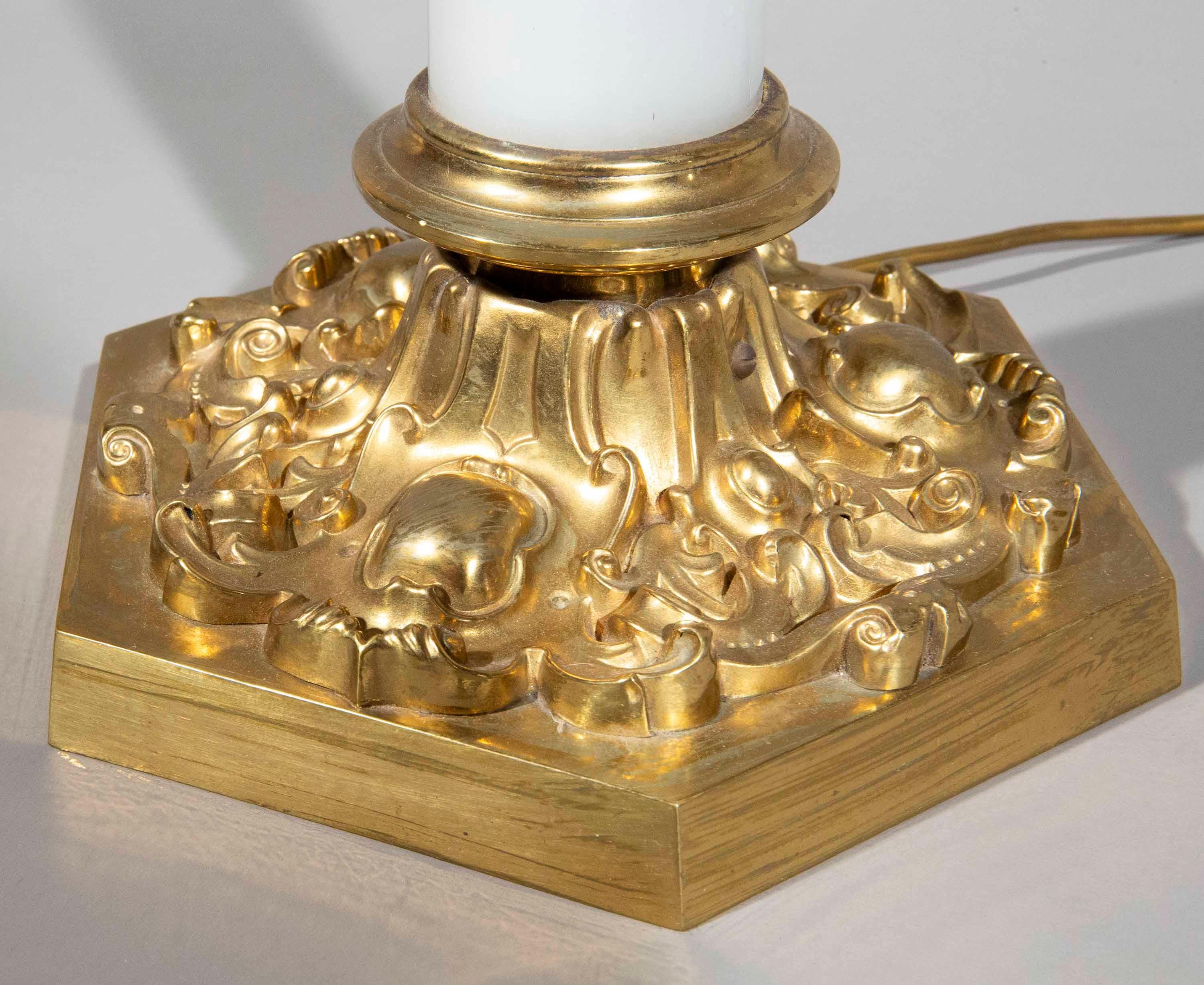 Ottone Grande lampada da tavolo in vetro opalino del XIX secolo in vendita