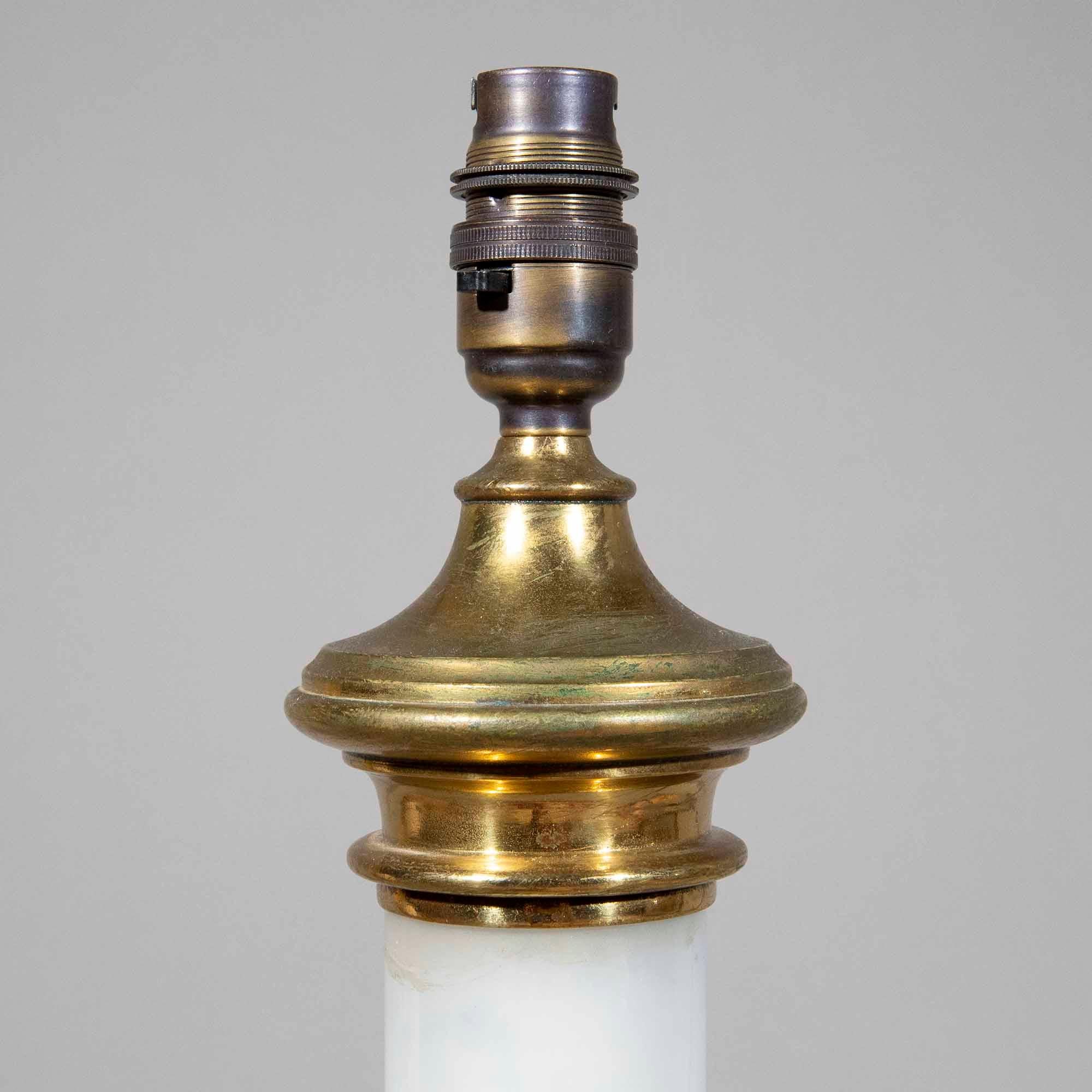 Grande lampada da tavolo in vetro opalino del XIX secolo in vendita 1