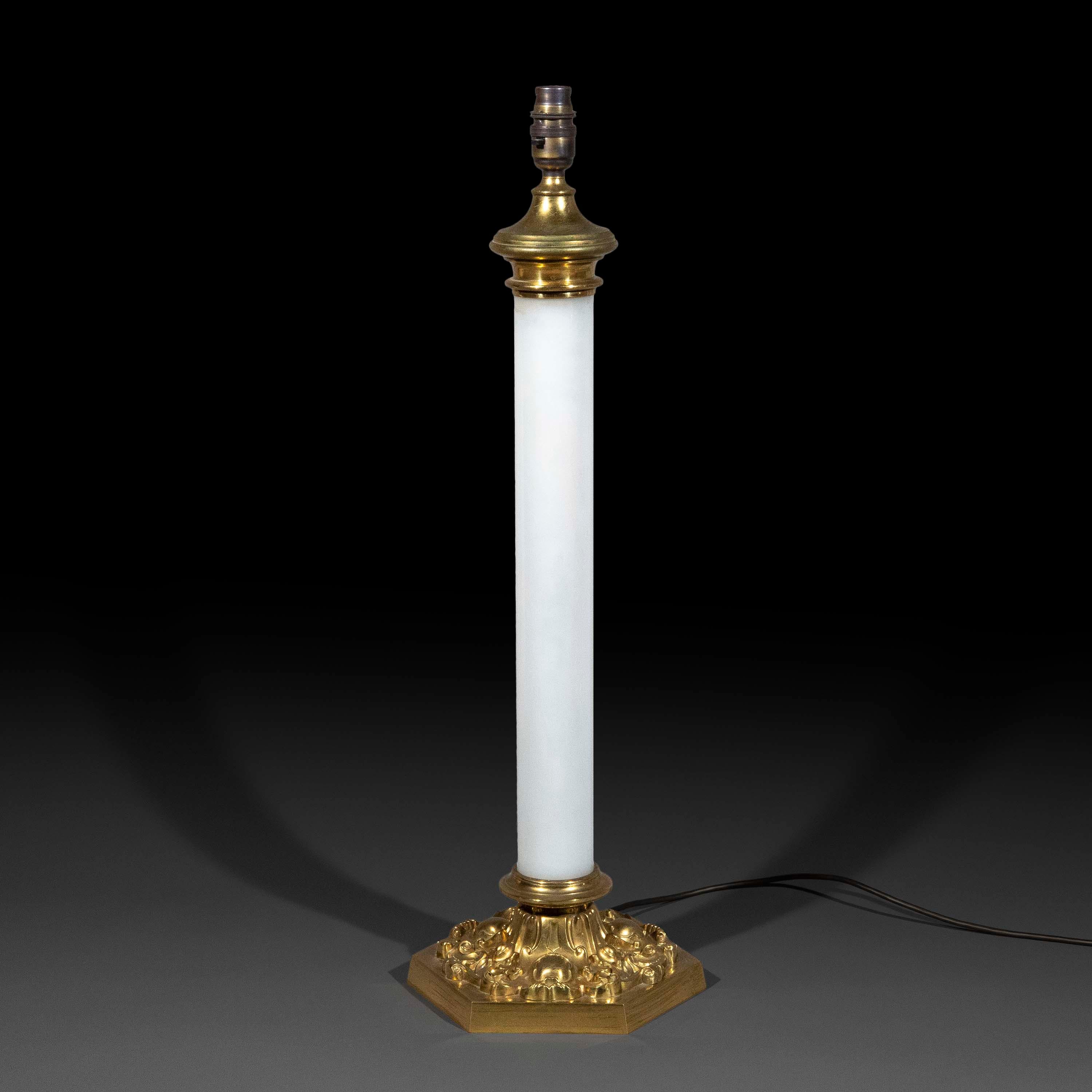 Grande lampada da tavolo in vetro opalino del XIX secolo in vendita 3