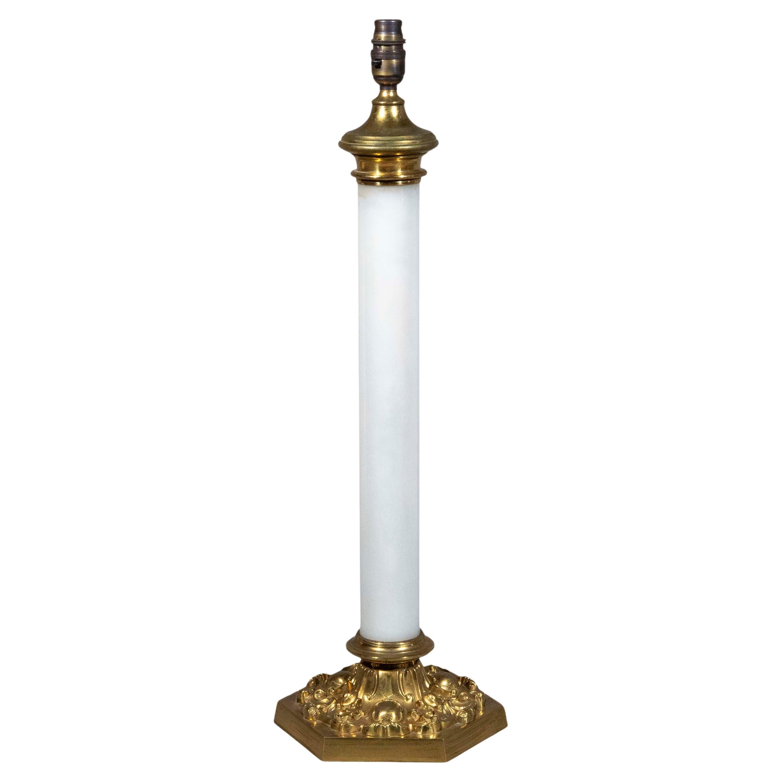 Rarissima lampada da tavolo vittoriana in vetro opalino e ottone del XIX secolo, di dimensioni impressionanti - 24,75