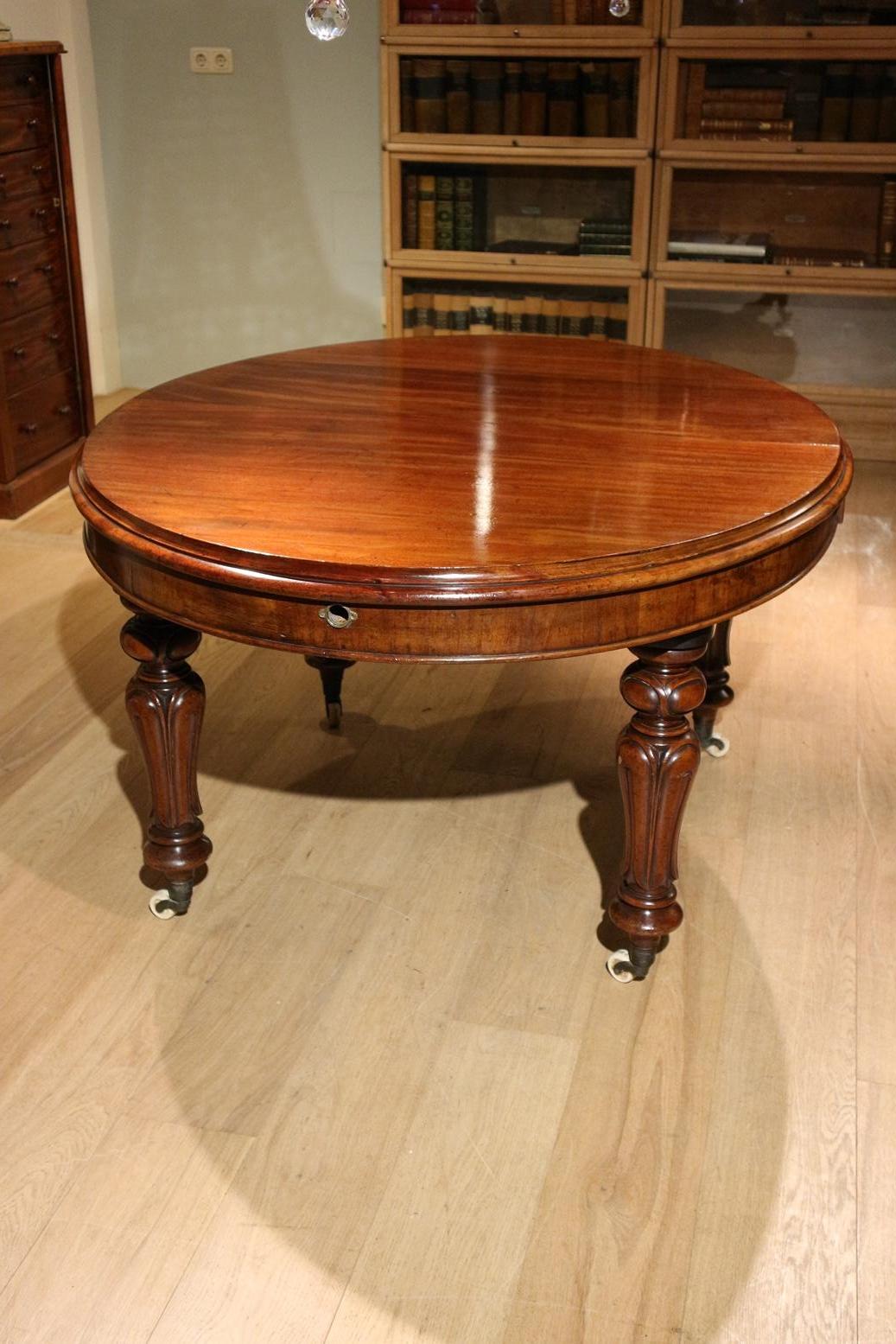 19th Century Victorian Oval Dining Table In Good Condition In Eindhoven, NL