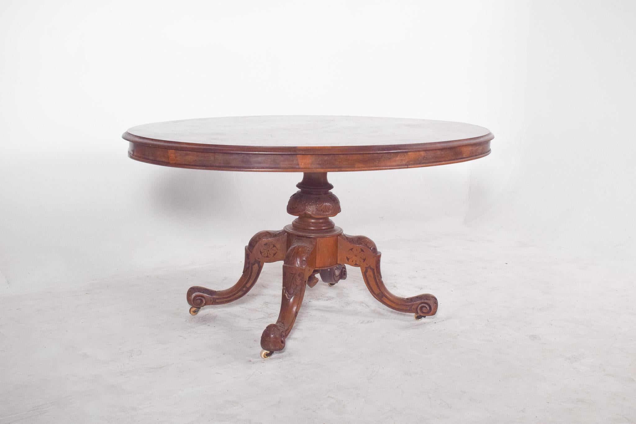 Mesa ovalada de nogal con tablero basculante. Clásicamente elegante y hecha a mano, la tapa es ovalada y está acabada en nogal pulido, lo que resalta las vetas naturales de la madera y le da un aspecto cálido y fino. La estructura basculante permite
