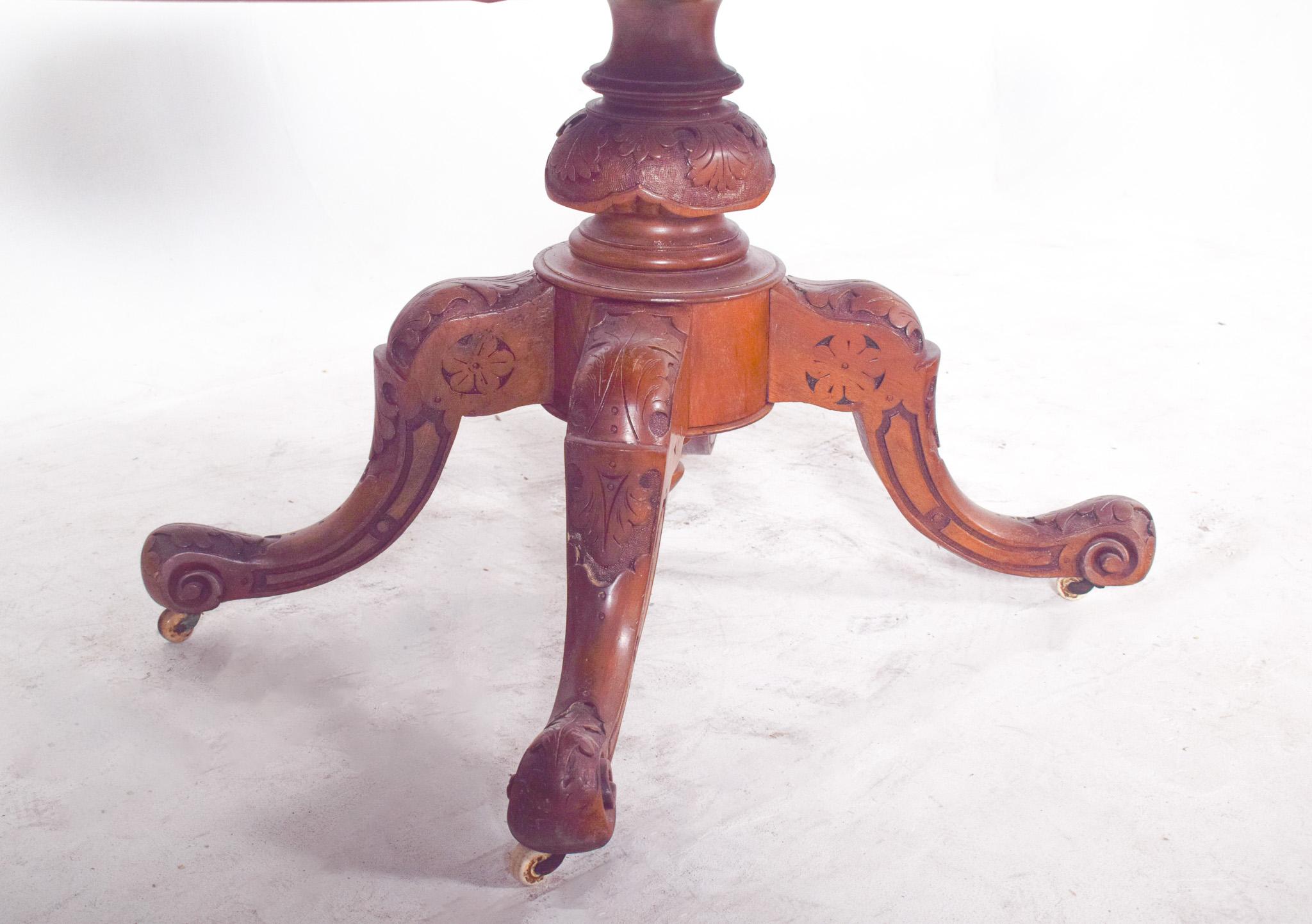 Mesa Victoriana Ovalada de Nogal del Siglo XIX con Tapa Basculante Victoriano en venta