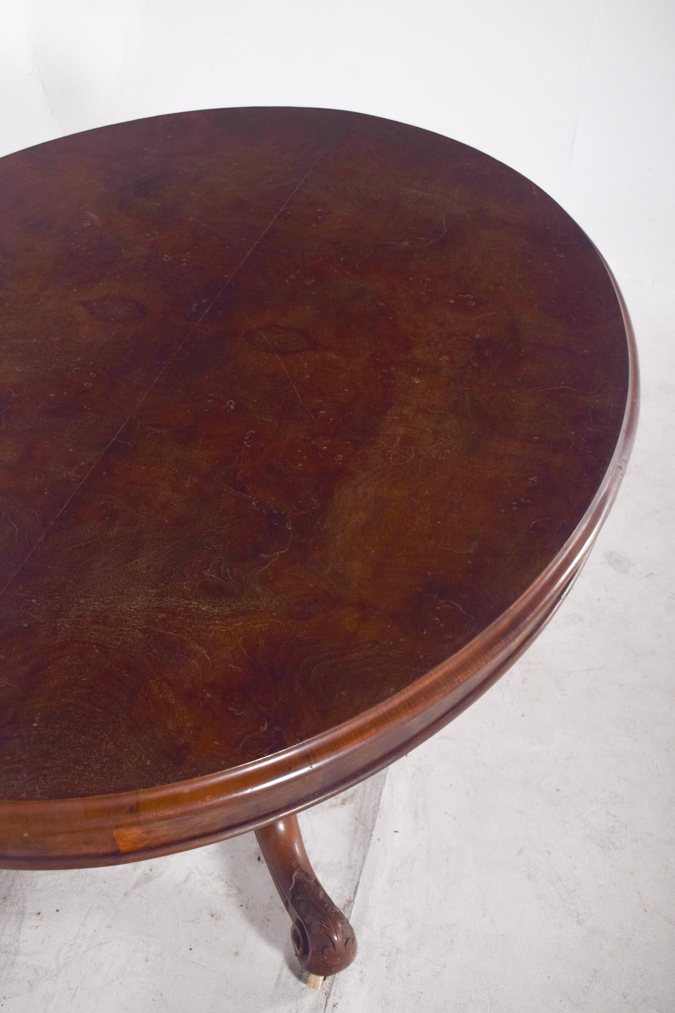Mesa Victoriana Ovalada de Nogal del Siglo XIX con Tapa Basculante siglo XIX en venta