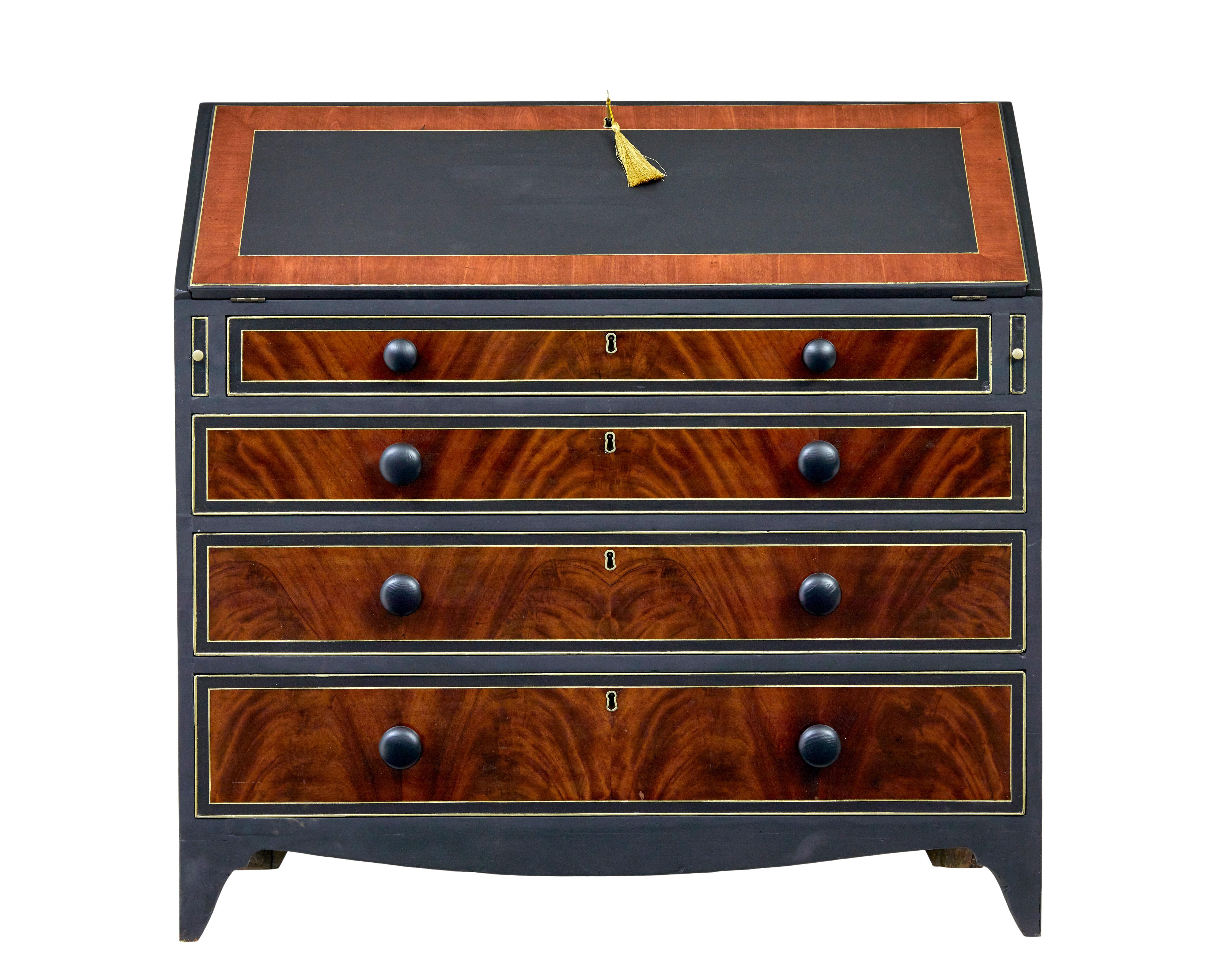 Bureau victorien peint du 19e siècle, vers 1890.

Nous proposons ici un bureau peint au nom d'une organisation caritative locale enregistrée.

Bureau en acajou flammé avec une touche de modernité grâce à une peinture noire mate et des détails dorés