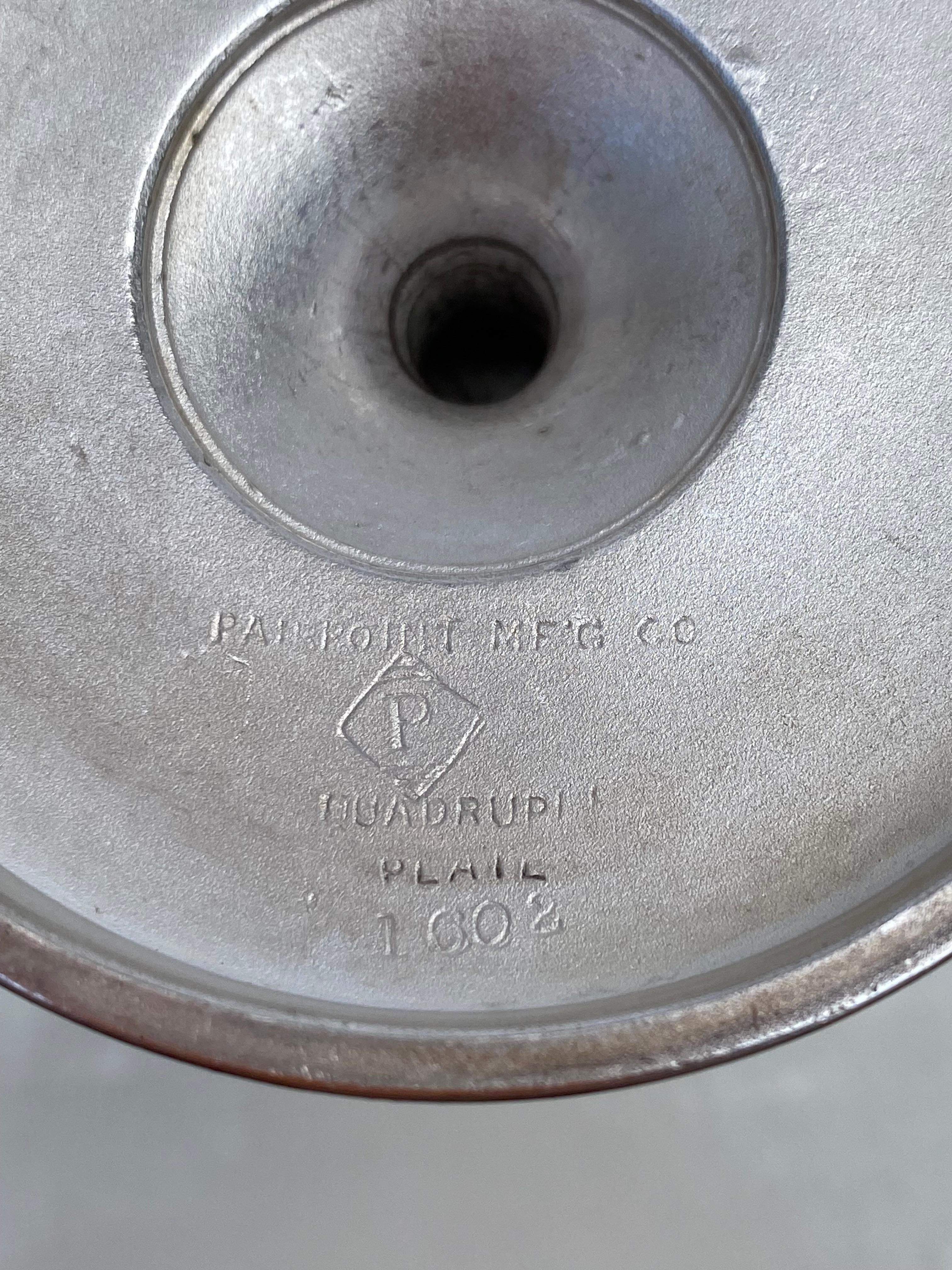 Pichet inclinable victorien du 19ème siècle en métal argenté Pairpoint avec gobelet en vente 4