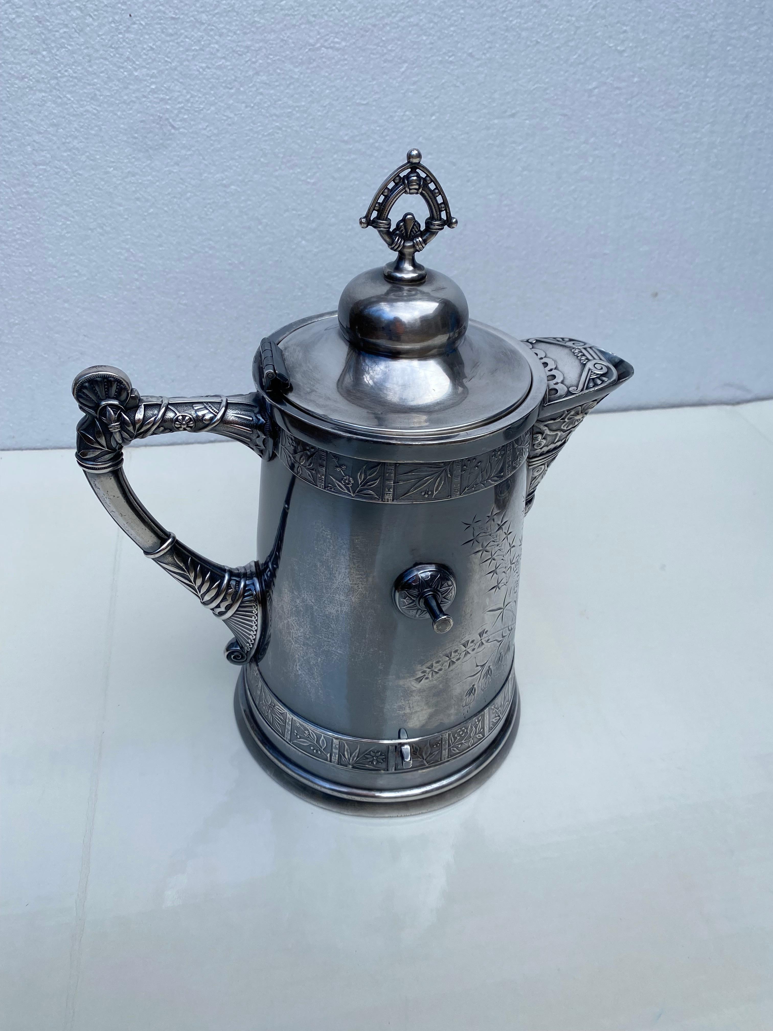 Pichet inclinable victorien du 19ème siècle en métal argenté Pairpoint avec gobelet en vente 5