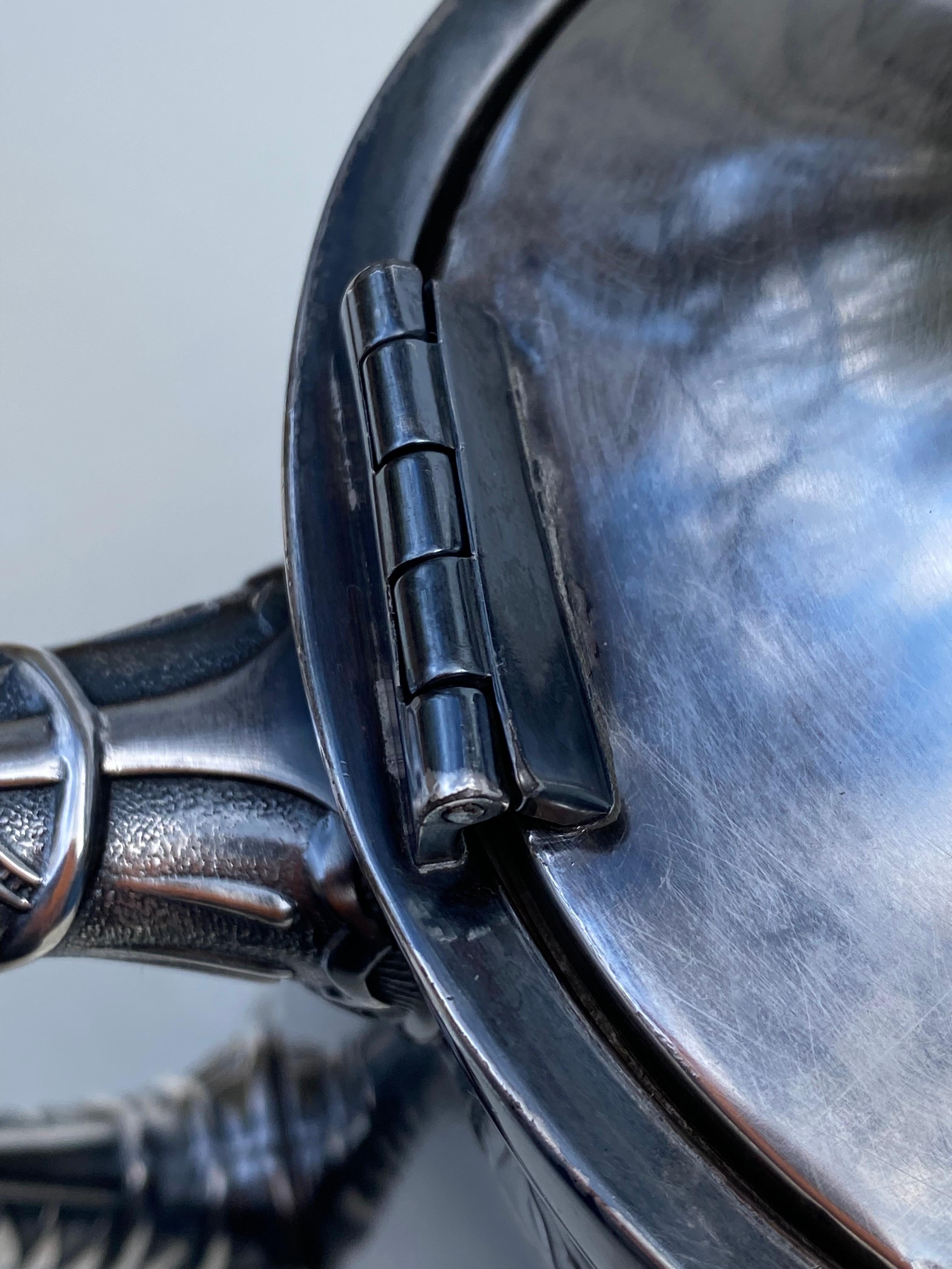 Pichet inclinable victorien du 19ème siècle en métal argenté Pairpoint avec gobelet en vente 11