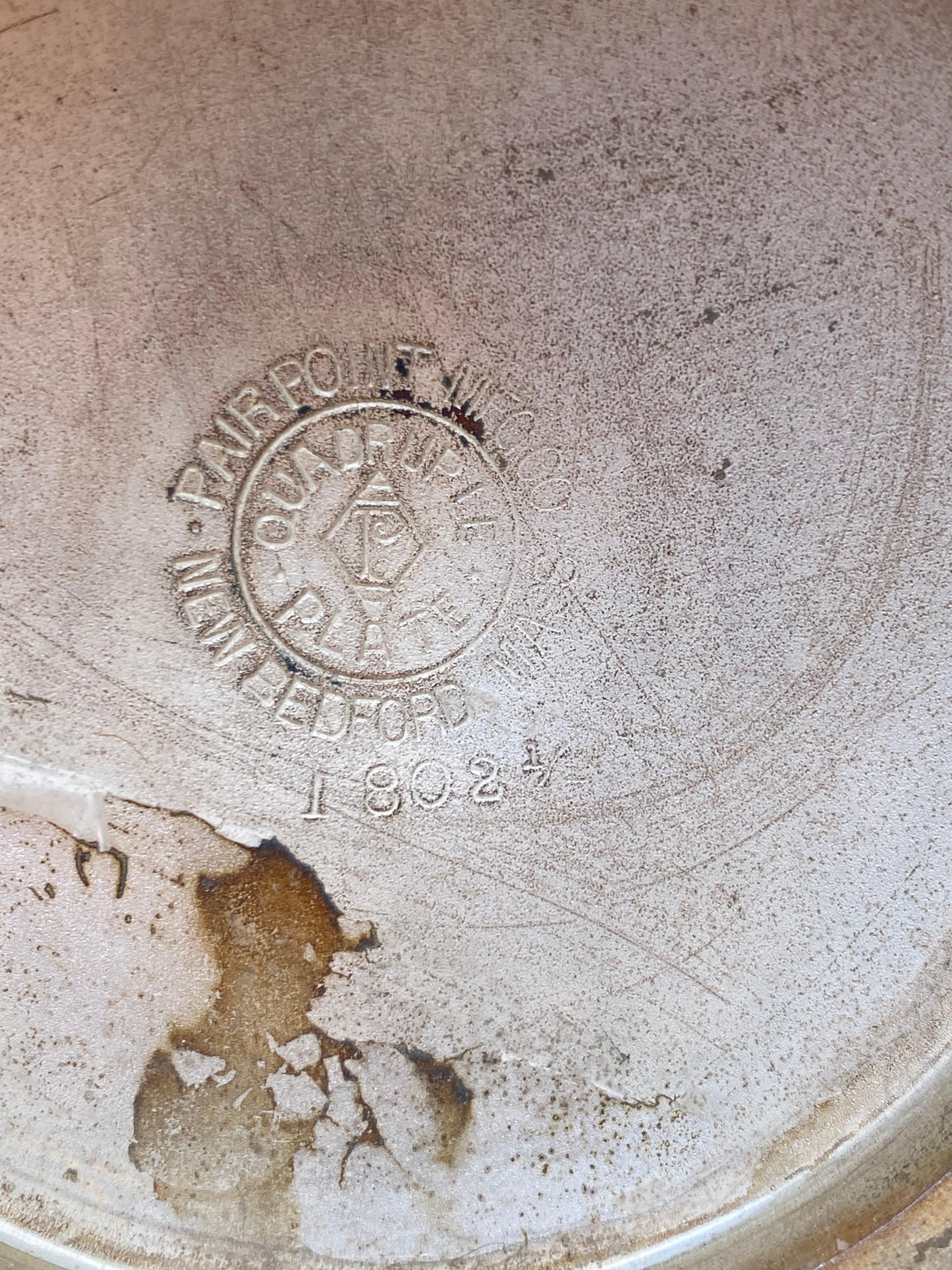 Brocca basculante in argento a punta di spillo del XIX secolo con calice in vendita 1