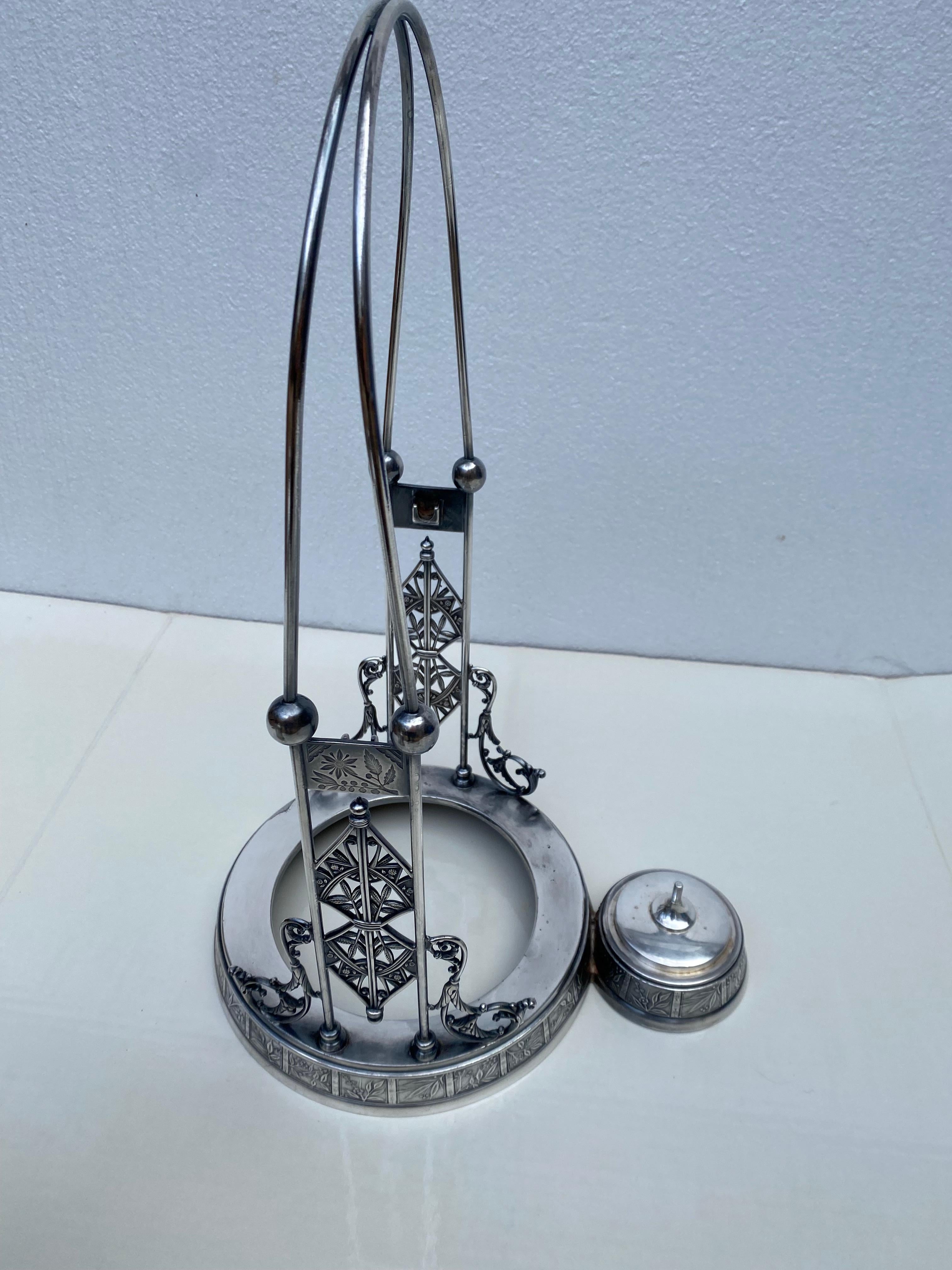 Pichet inclinable victorien du 19ème siècle en métal argenté Pairpoint avec gobelet en vente 1