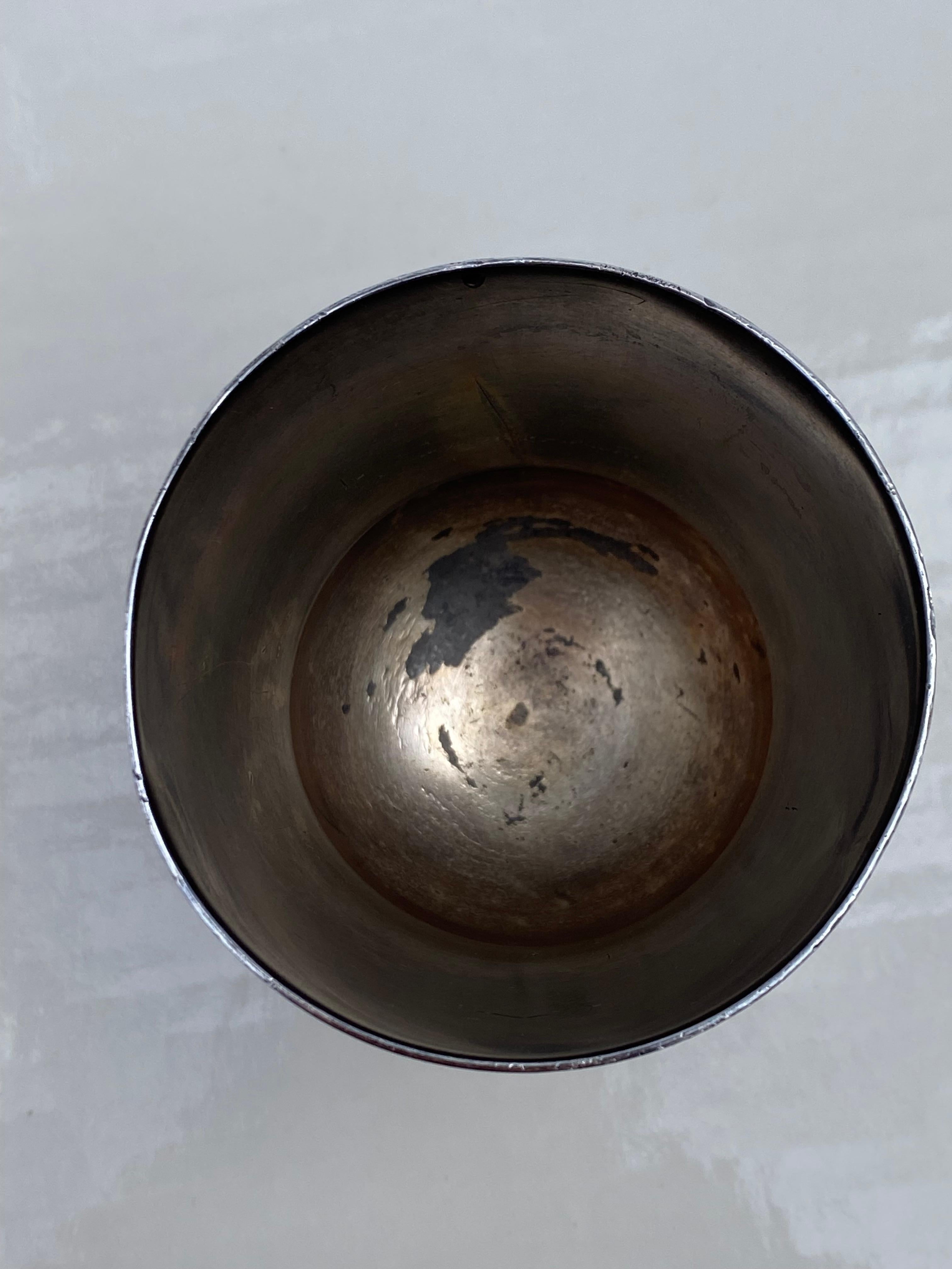 Pichet inclinable victorien du 19ème siècle en métal argenté Pairpoint avec gobelet en vente 2