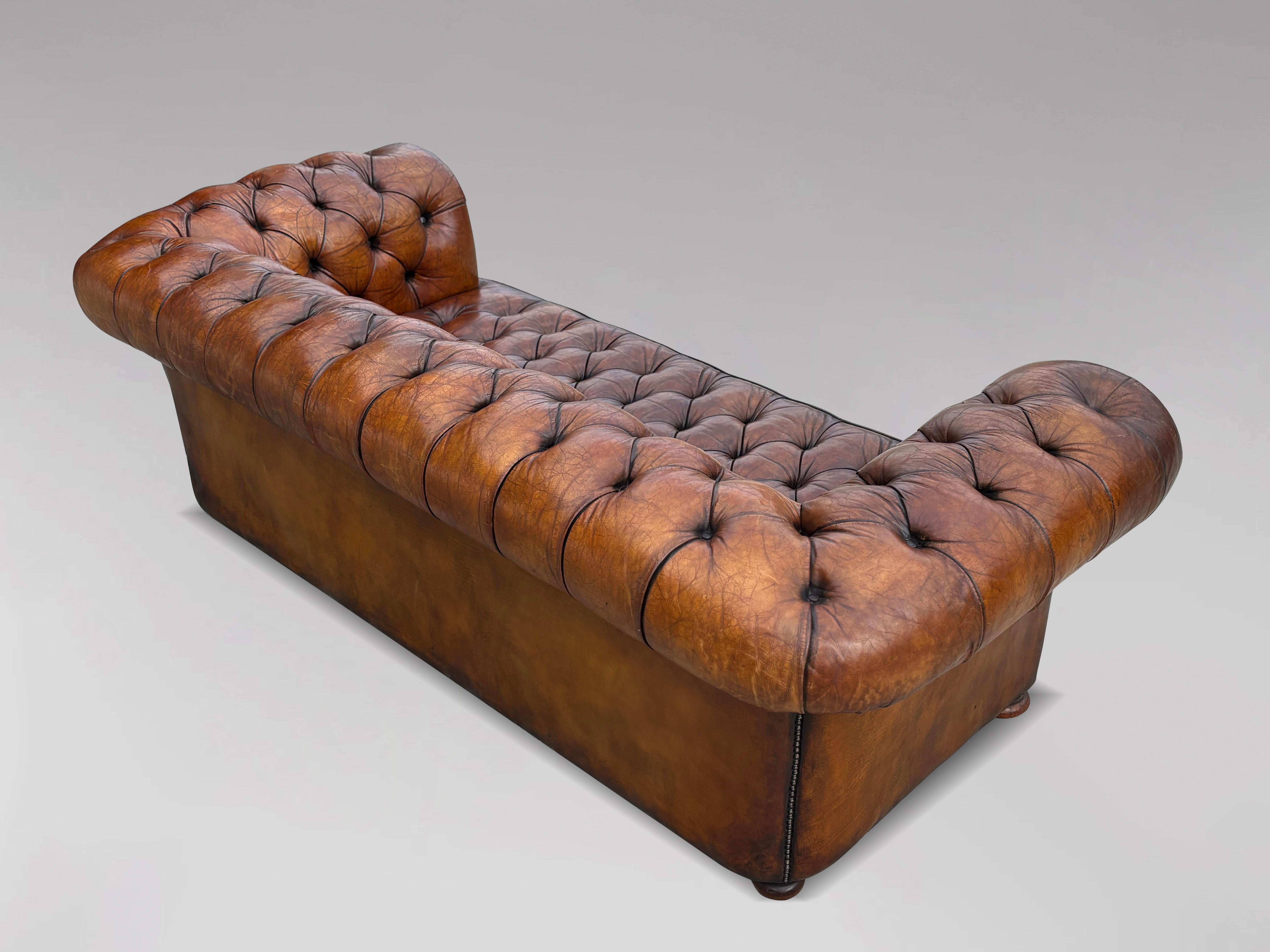 19. Jahrhundert Viktorianische Periode 3-Sitzer Braunes Leder Chesterfield Sofa im Angebot 8