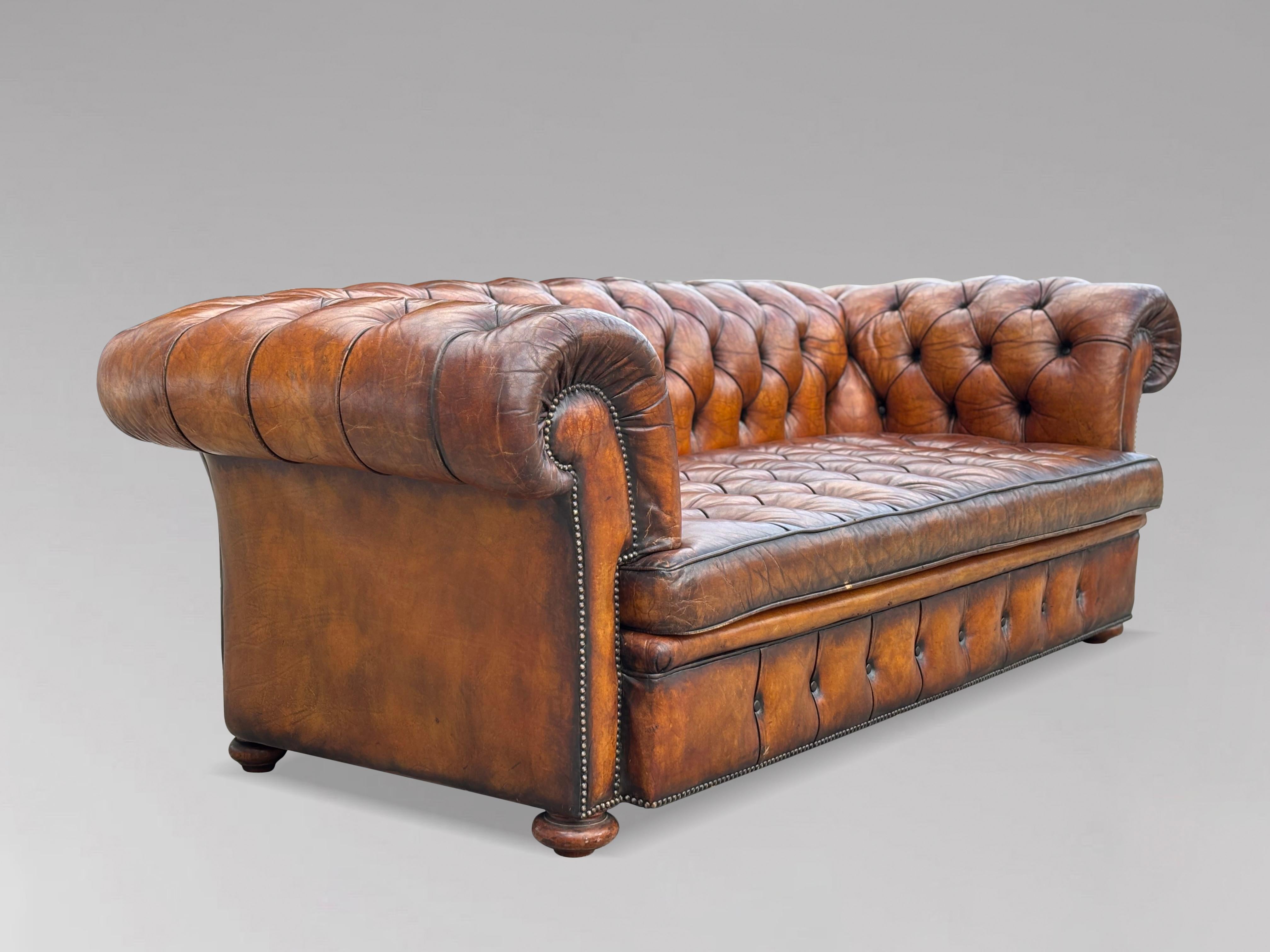 19. Jahrhundert Viktorianische Periode 3-Sitzer Braunes Leder Chesterfield Sofa im Angebot 9