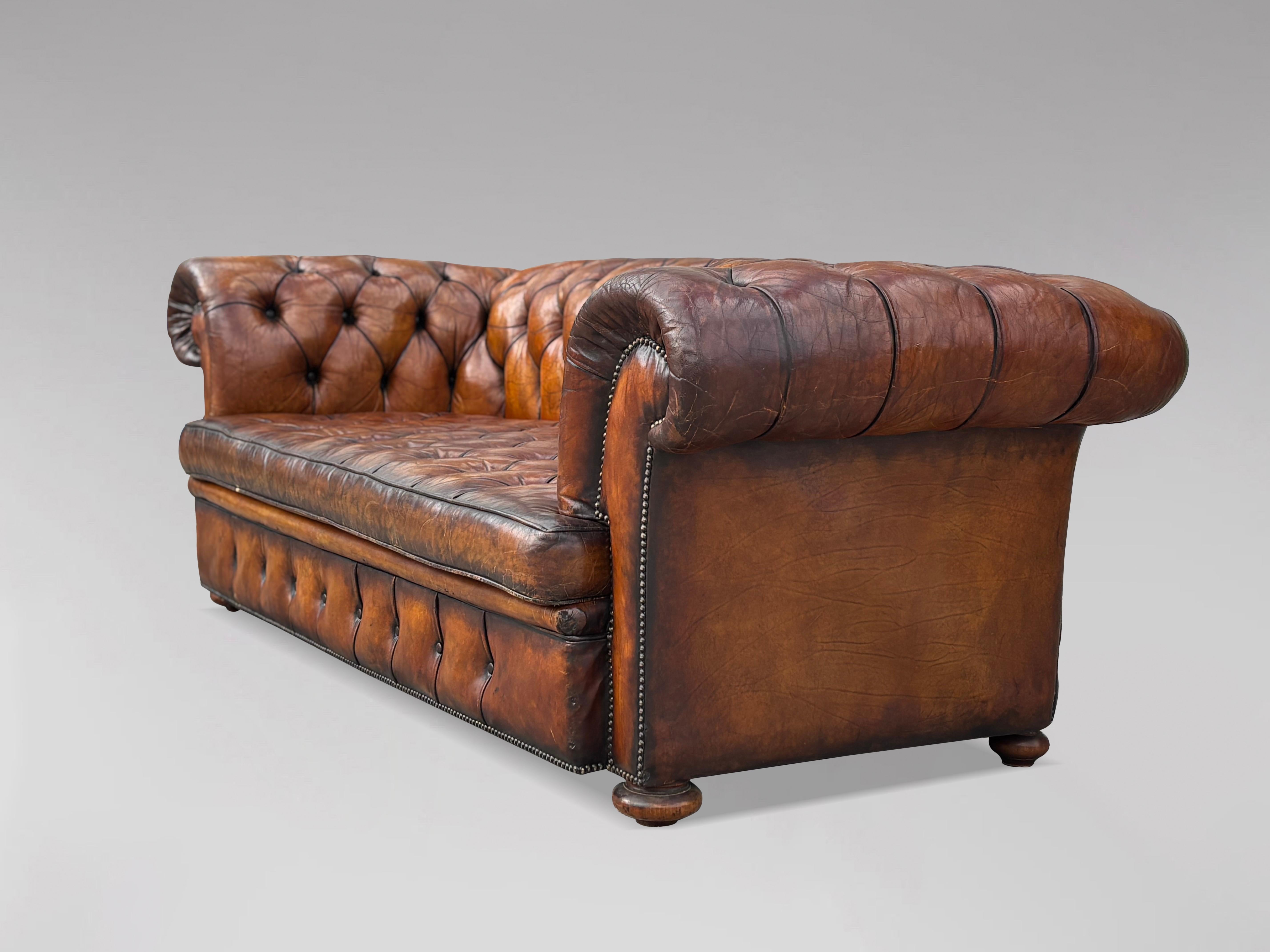 19. Jahrhundert Viktorianische Periode 3-Sitzer Braunes Leder Chesterfield Sofa im Angebot 10