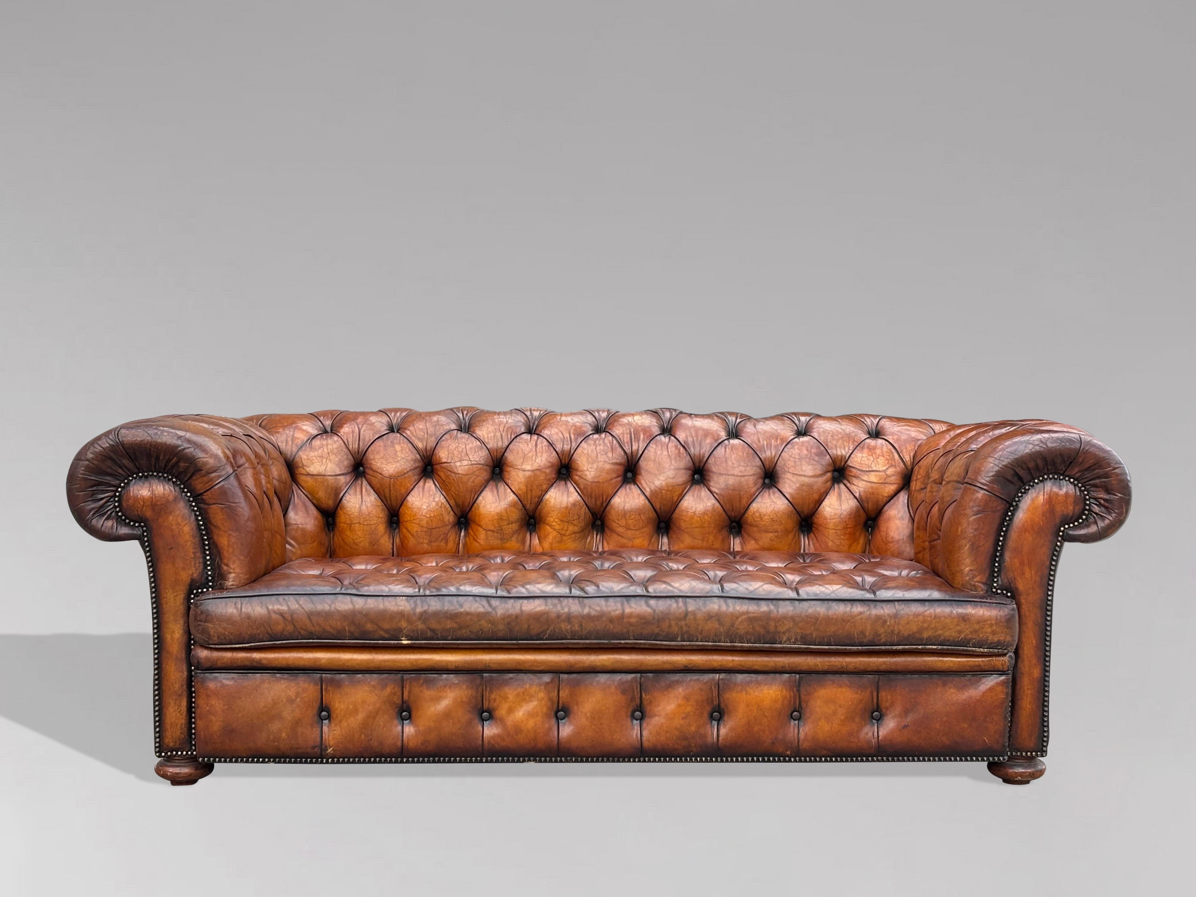 Hervorragende Qualität 19. Jahrhundert viktorianischen braunen Leder Chesterfield Sofa

Eine erstaunliche 19. Jahrhundert viktorianischen Zeit großen Dreisitzer braunem Leder Button-down Chesterfield Sofa. Er besteht aus braunem Originalleder, das
