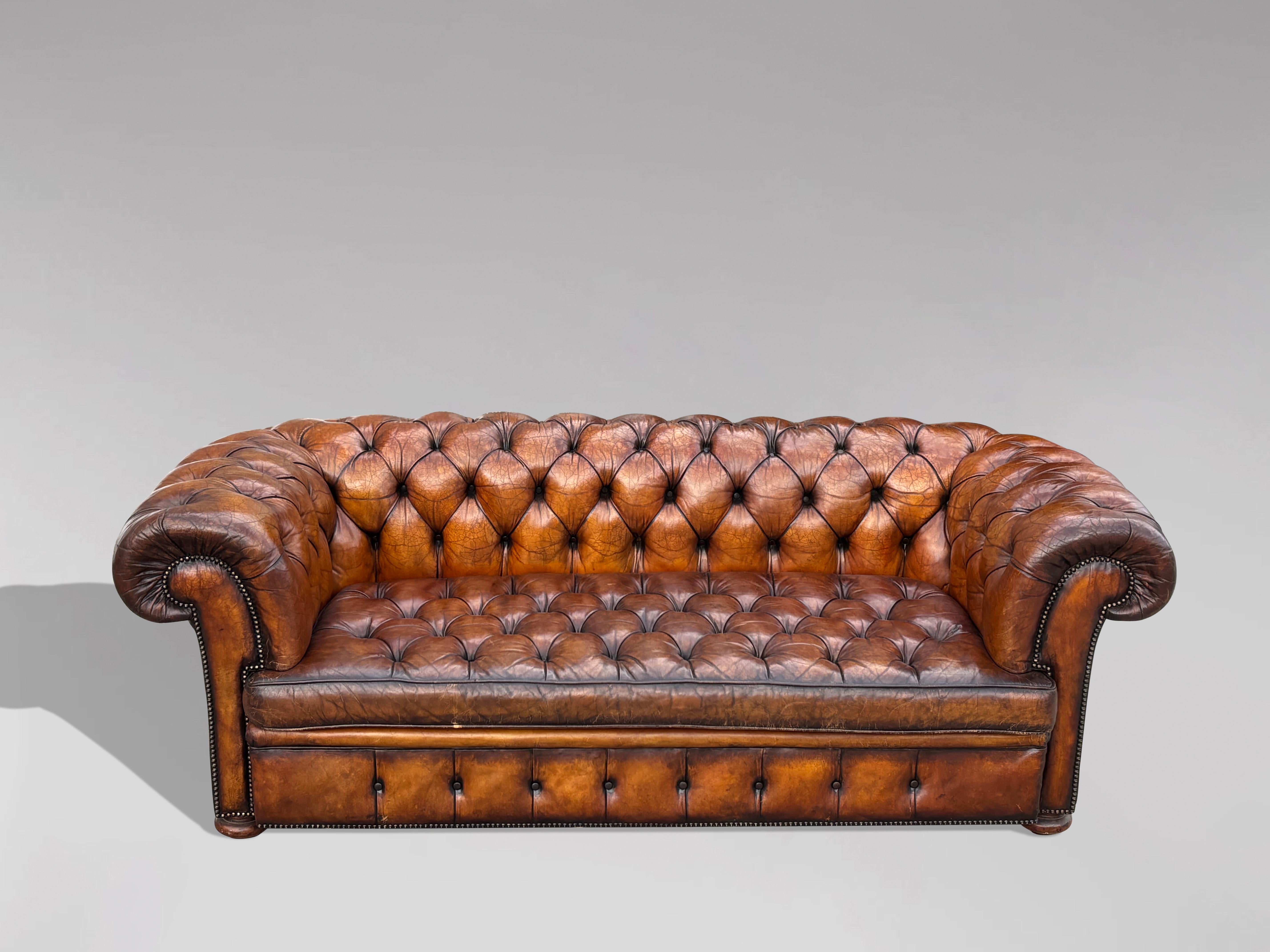 19. Jahrhundert Viktorianische Periode 3-Sitzer Braunes Leder Chesterfield Sofa (Britisch) im Angebot