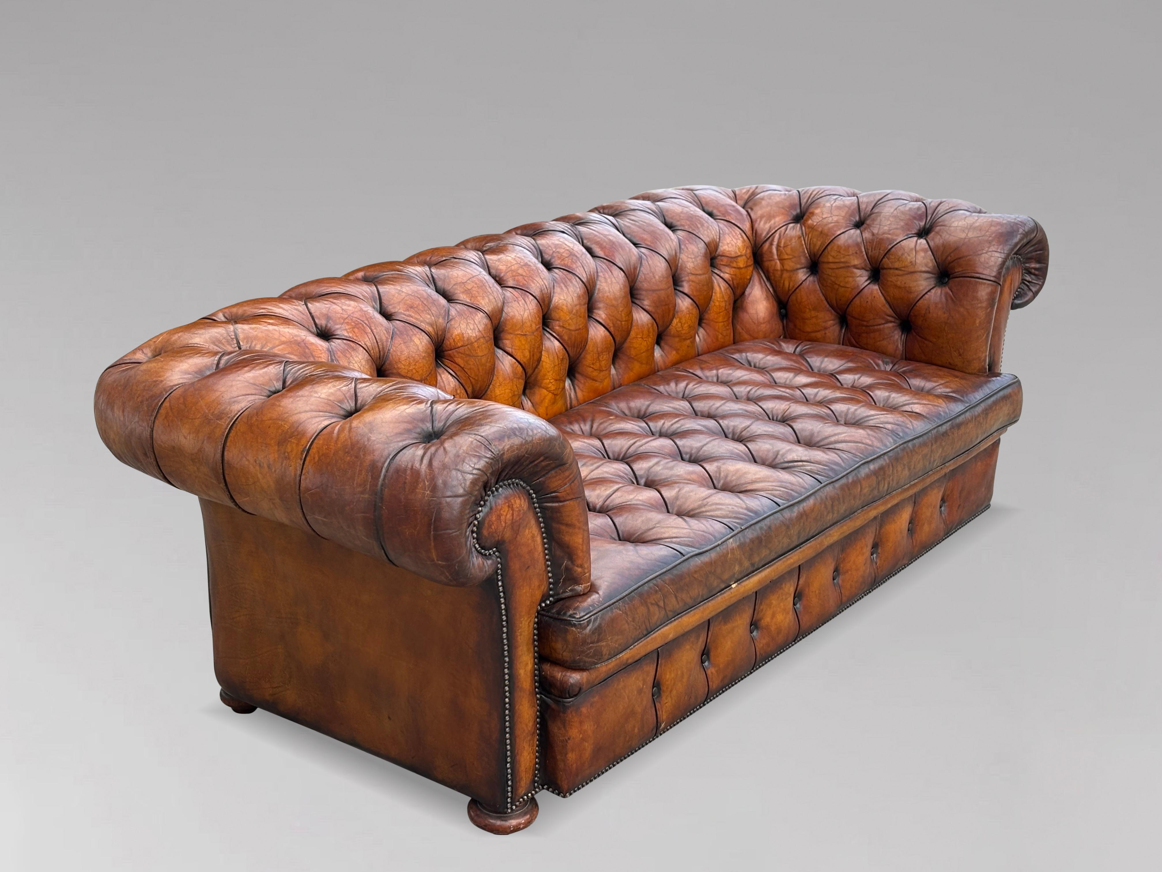 19. Jahrhundert Viktorianische Periode 3-Sitzer Braunes Leder Chesterfield Sofa im Zustand „Gut“ im Angebot in Petworth,West Sussex, GB