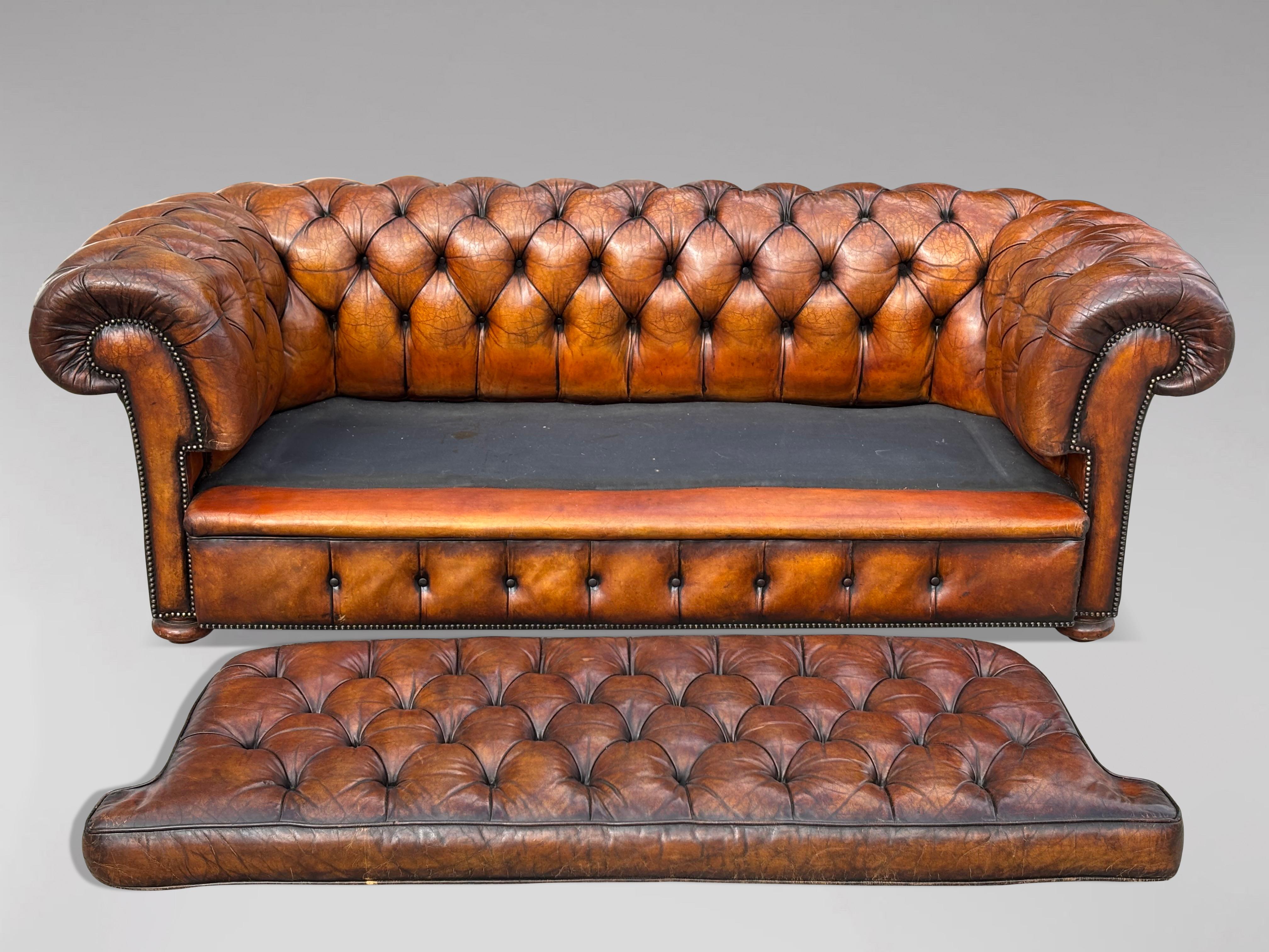 19. Jahrhundert Viktorianische Periode 3-Sitzer Braunes Leder Chesterfield Sofa im Angebot 1