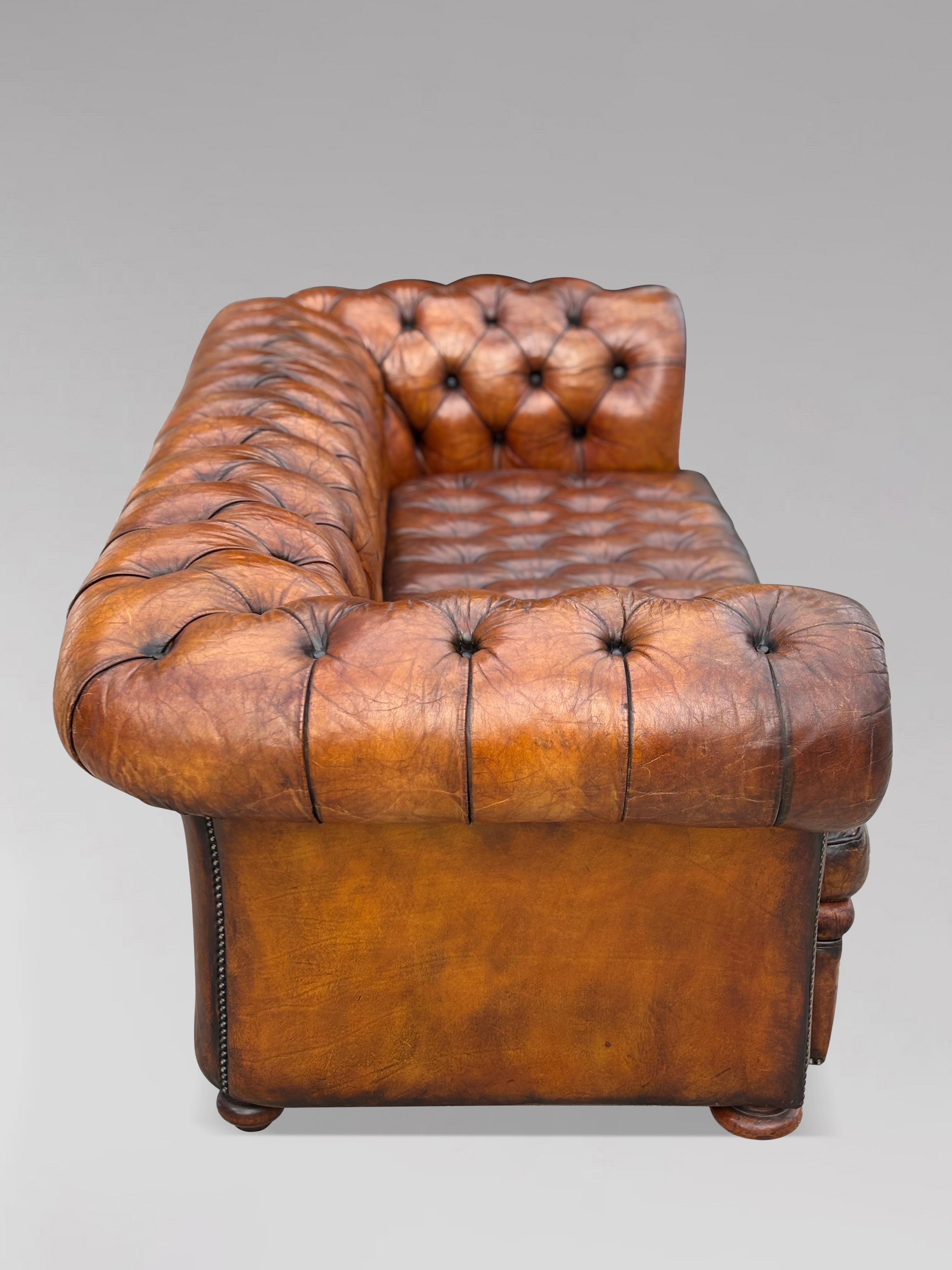 19. Jahrhundert Viktorianische Periode 3-Sitzer Braunes Leder Chesterfield Sofa im Angebot 3