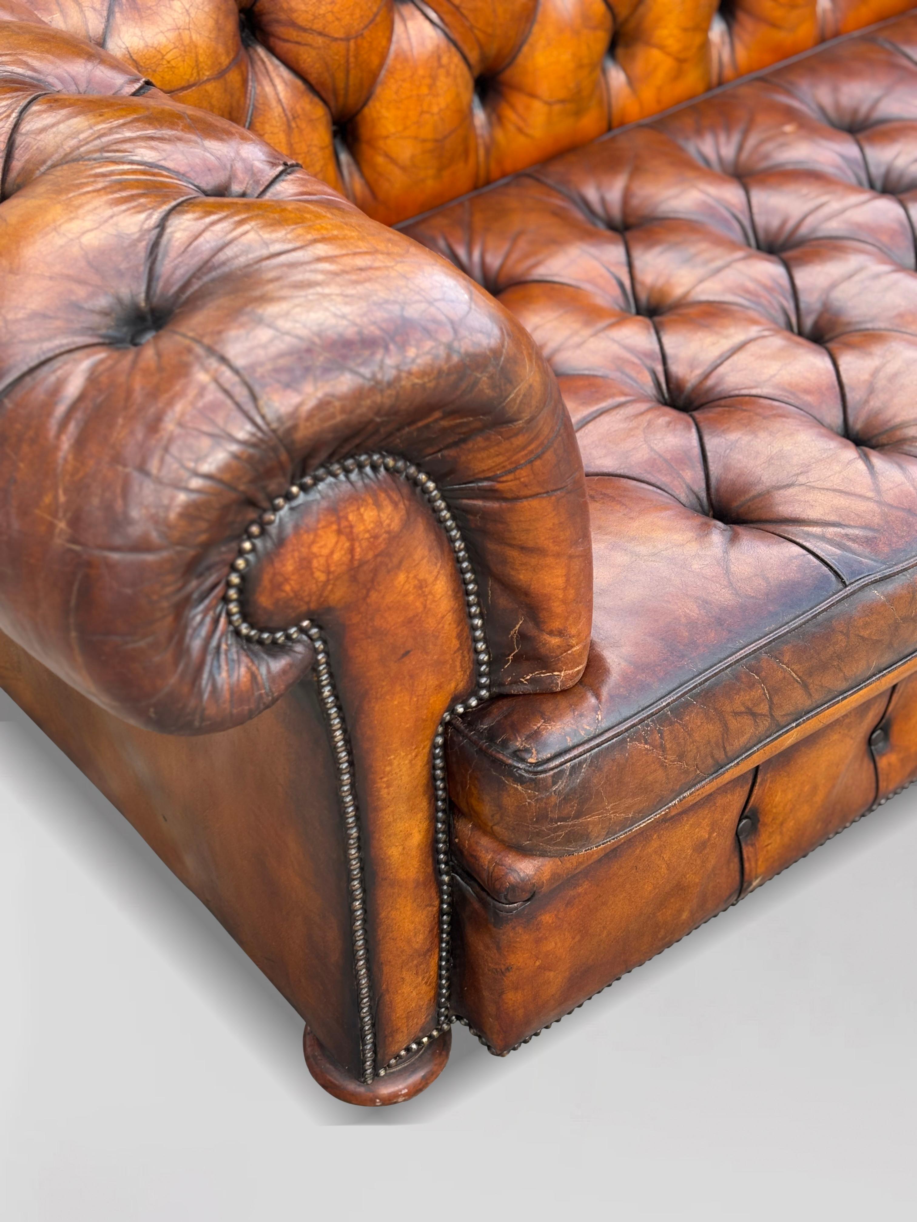 19. Jahrhundert Viktorianische Periode 3-Sitzer Braunes Leder Chesterfield Sofa im Angebot 4