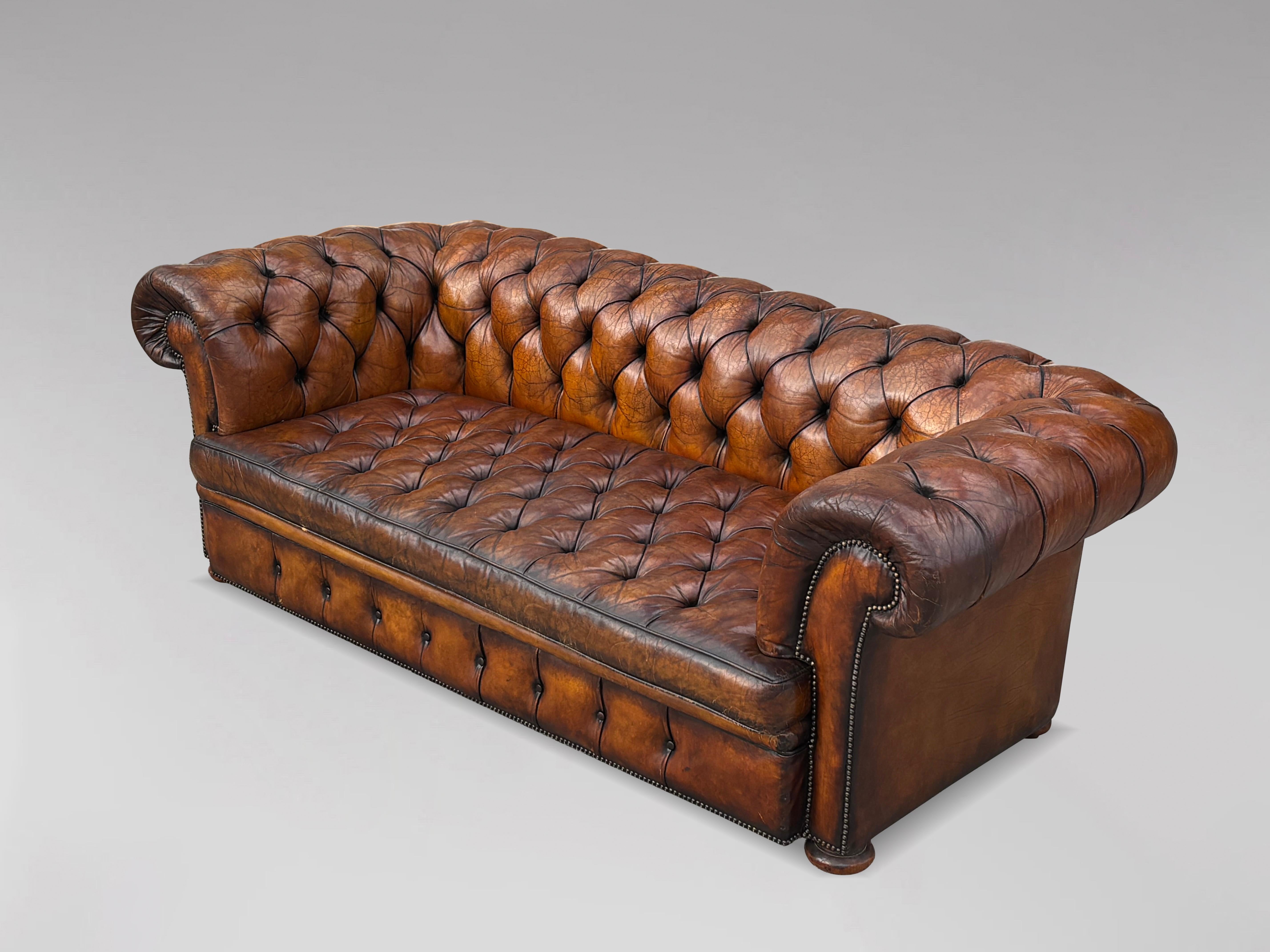 19. Jahrhundert Viktorianische Periode 3-Sitzer Braunes Leder Chesterfield Sofa im Angebot 5