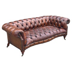 Canapé Chesterfield en cuir marron d'époque victorienne, 19e siècle, à la façade serpentine