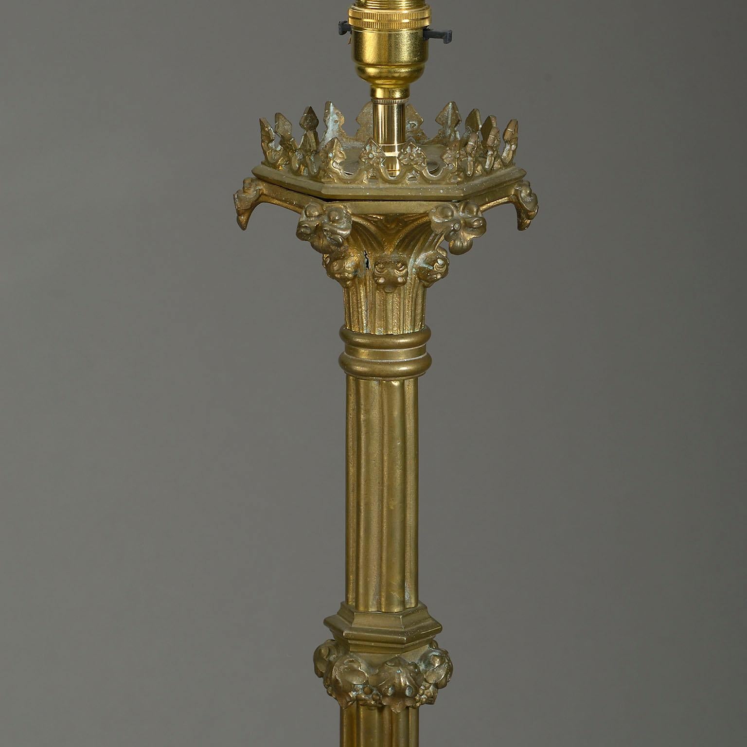 Victorien Lampe à colonne gothique en laiton d'époque victorienne du XIXe siècle en vente