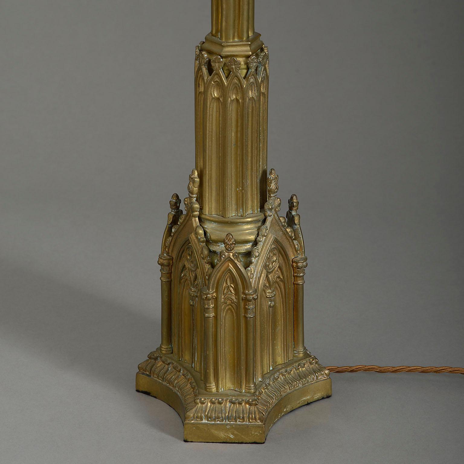 Anglais Lampe à colonne gothique en laiton d'époque victorienne du XIXe siècle en vente