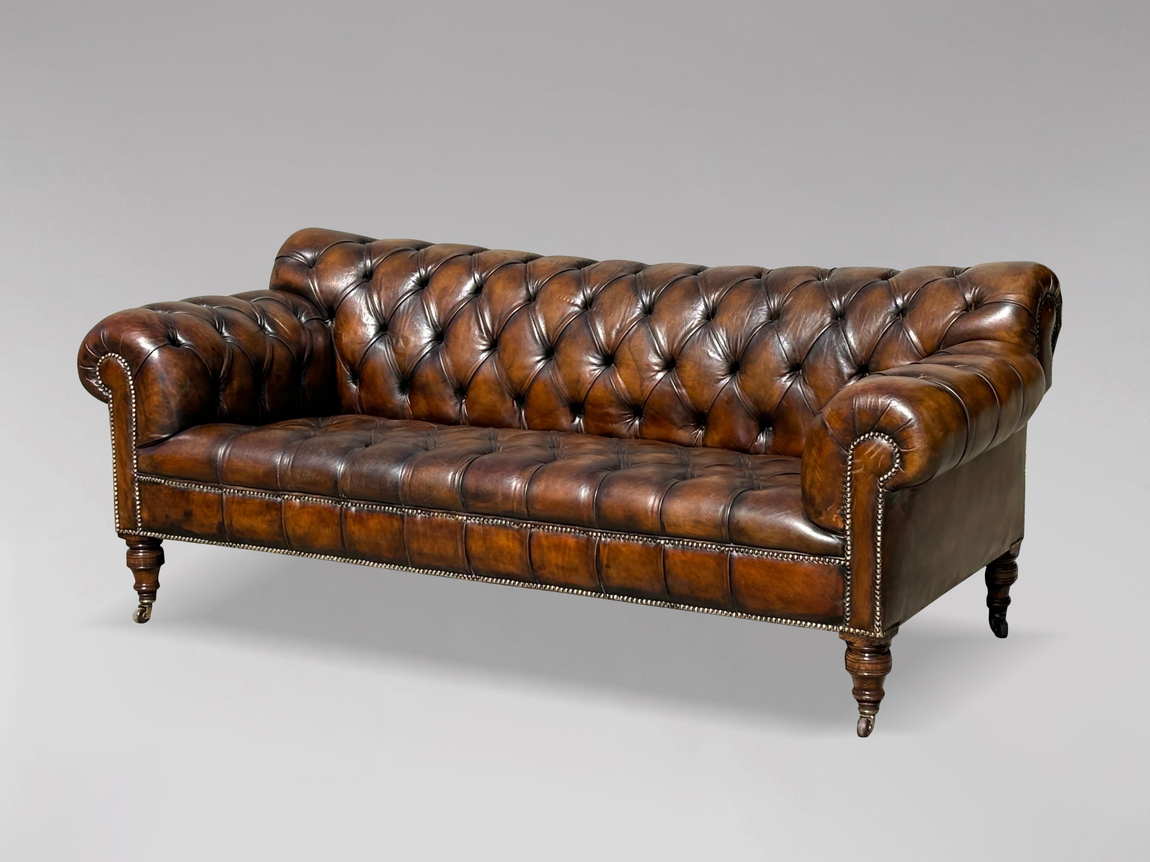 Superbe canapé Chesterfield en cuir marron à trois places, d'époque victorienne, datant du 19e siècle. Le cuir marron d'origine a été nettoyé et poli, ce qui lui confère un aspect doux et somptueux. Il est doté d'un siège entièrement rabattable,