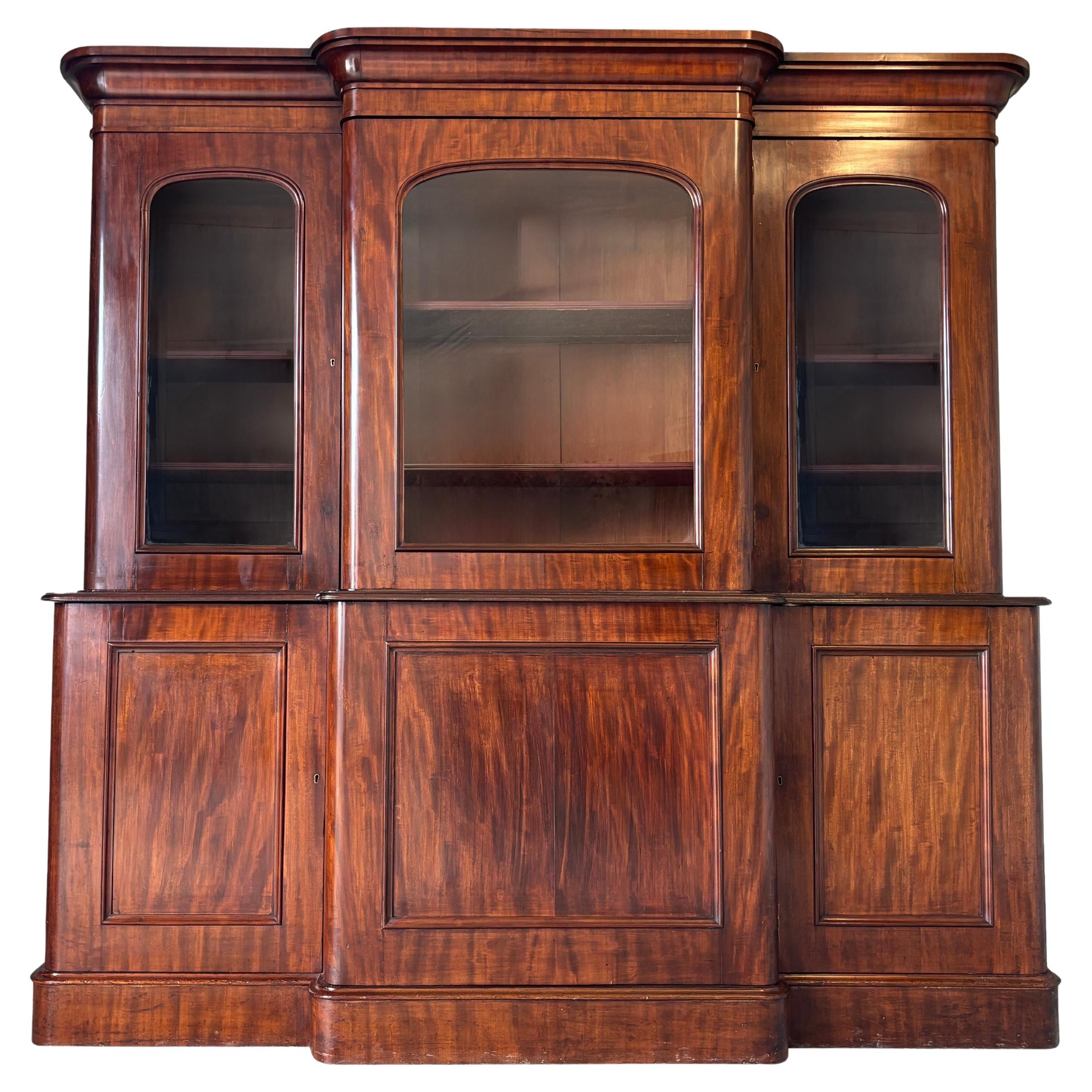Bibliothèque à trois portes en acajou d
époque victorienne du 19e siècle
