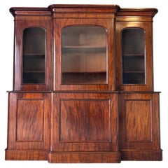 Bibliothèque à trois portes en acajou d
époque victorienne du 19e siècle