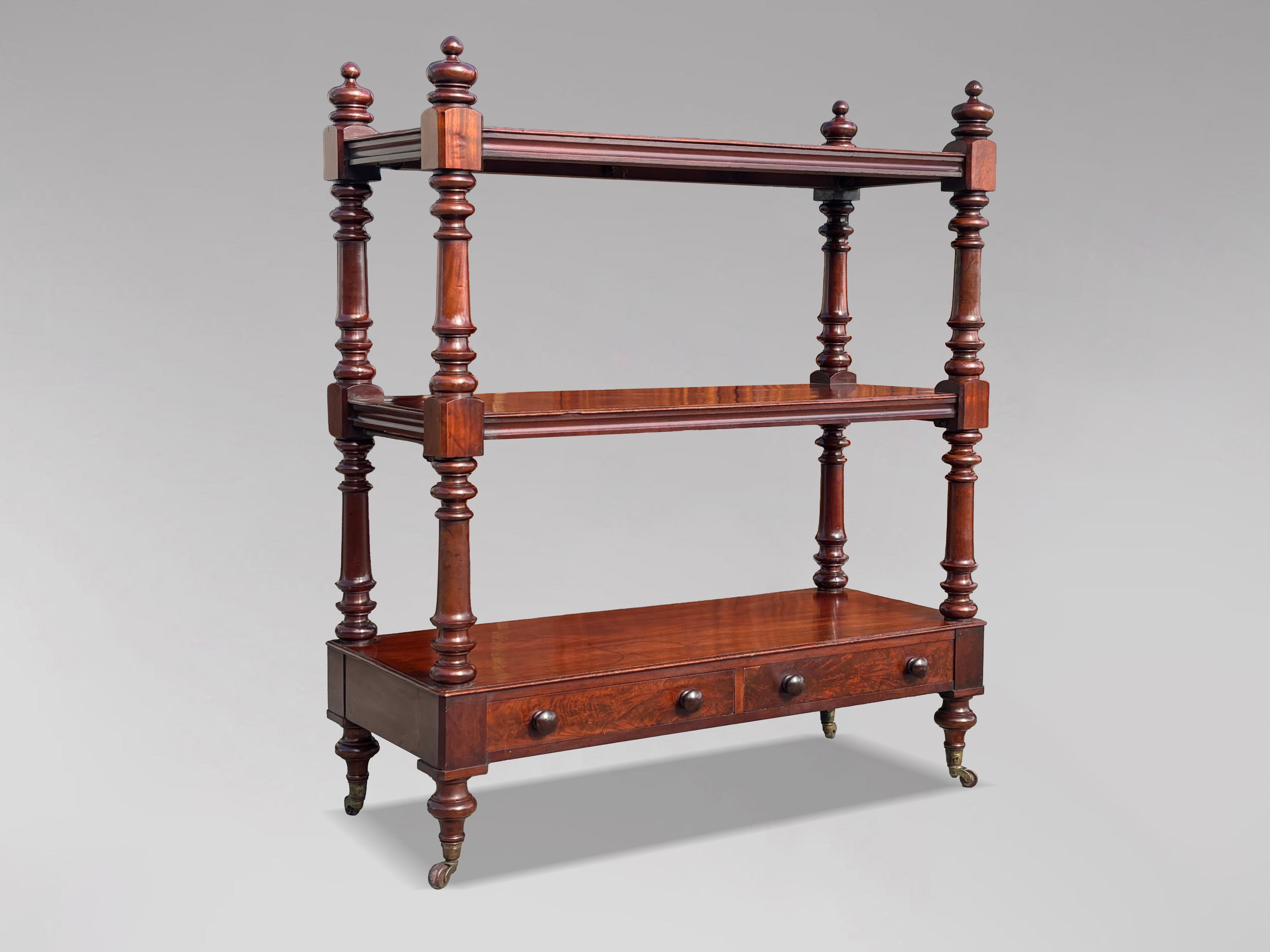 Cameriere muto a tre piani in mogano del periodo vittoriano del XIX secolo di qualità eccellente

Un cameriere muto a tre livelli in mogano di qualità, di epoca vittoriana, del XIX secolo e ben rifinito. Il piano rettangolare è decorato con grandi