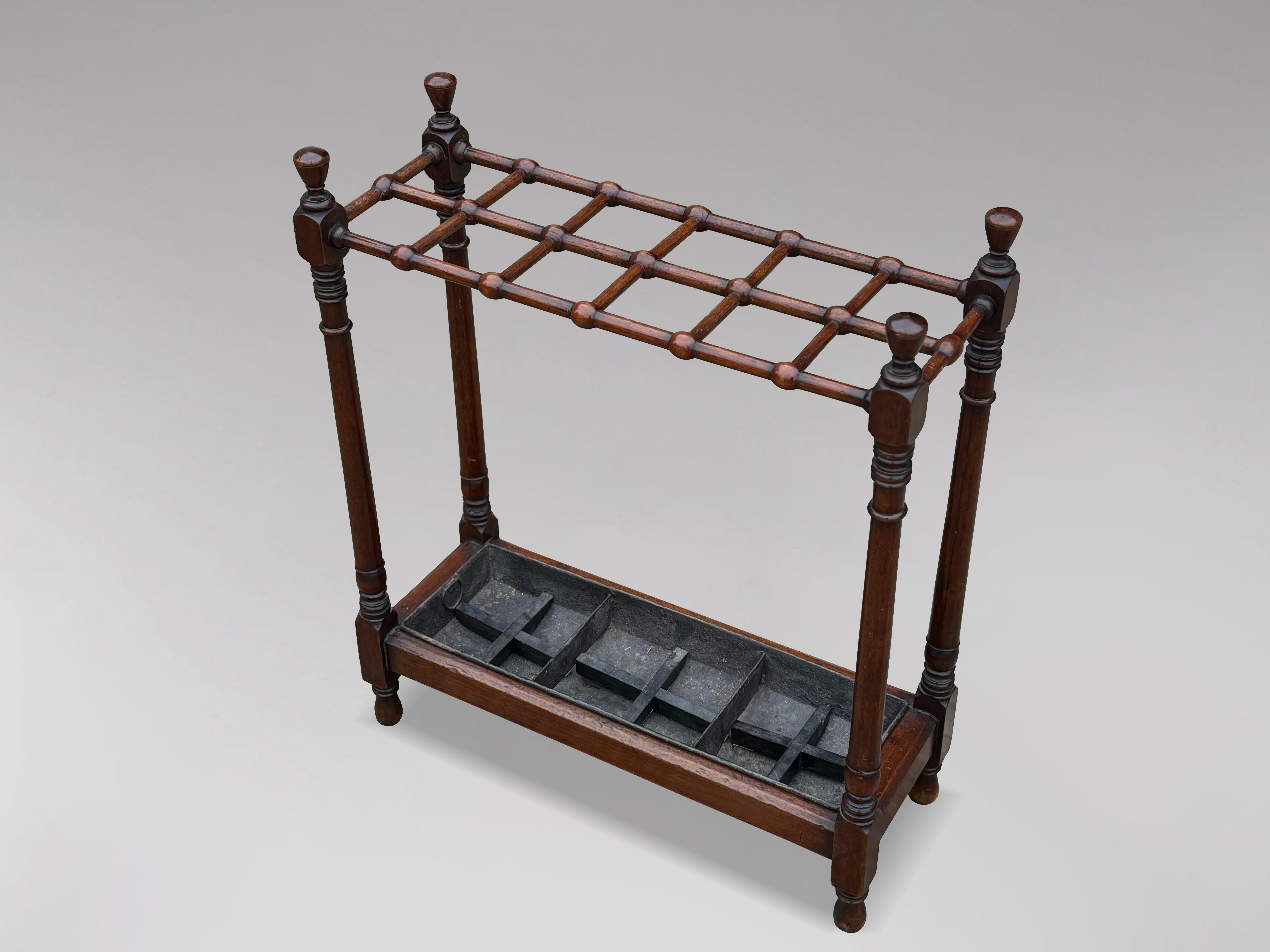 Este fino atril victoriano de caoba de finales del siglo XIX es una pieza encantadora y práctica, perfecta para guardar paraguas y bastones. Su elegante diseño y excelente estado de conservación lo convierten en un complemento encantador para