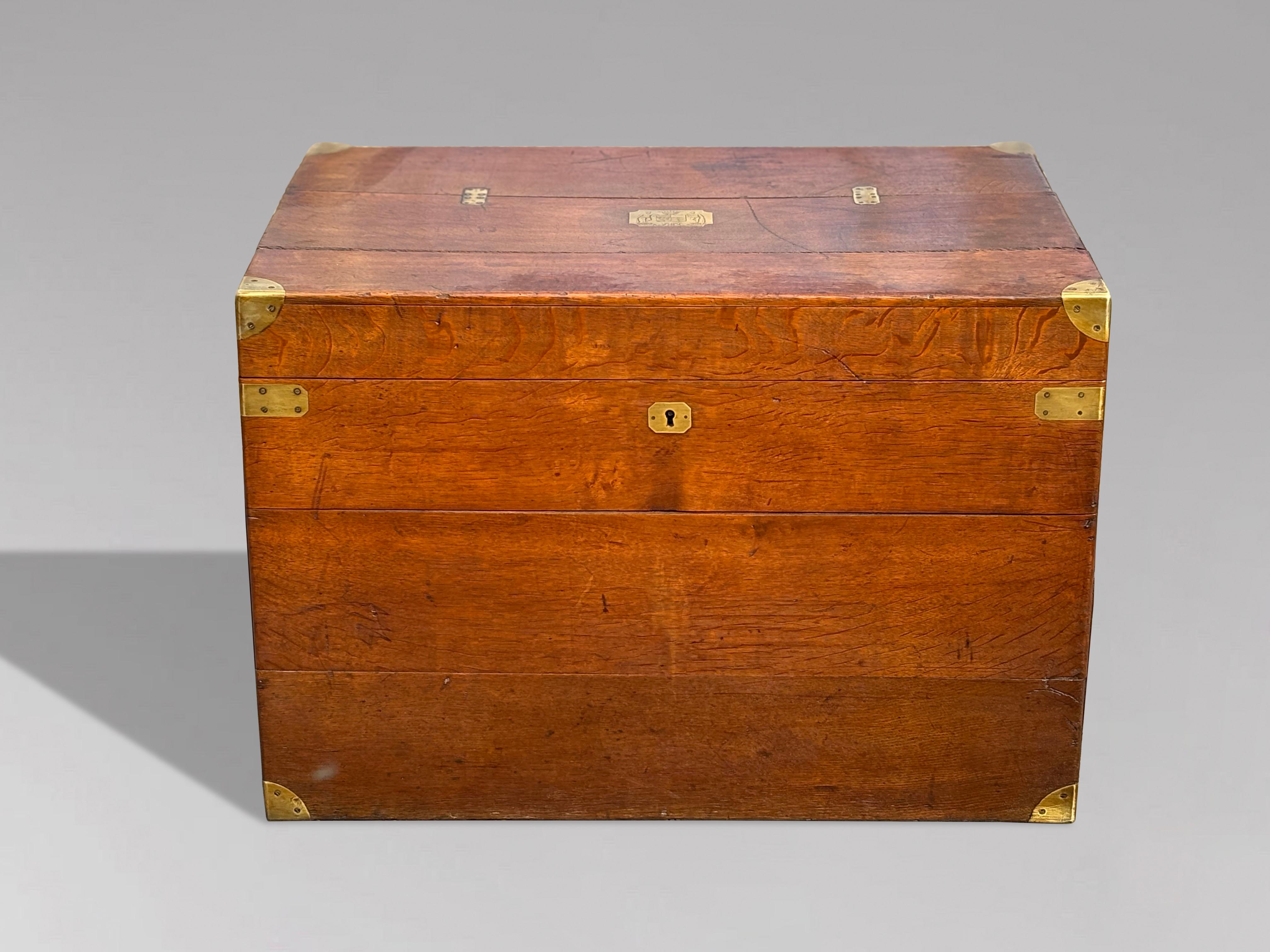 Baule da viaggio di epoca vittoriana del 19° secolo, in Oak e ottone in vendita 3