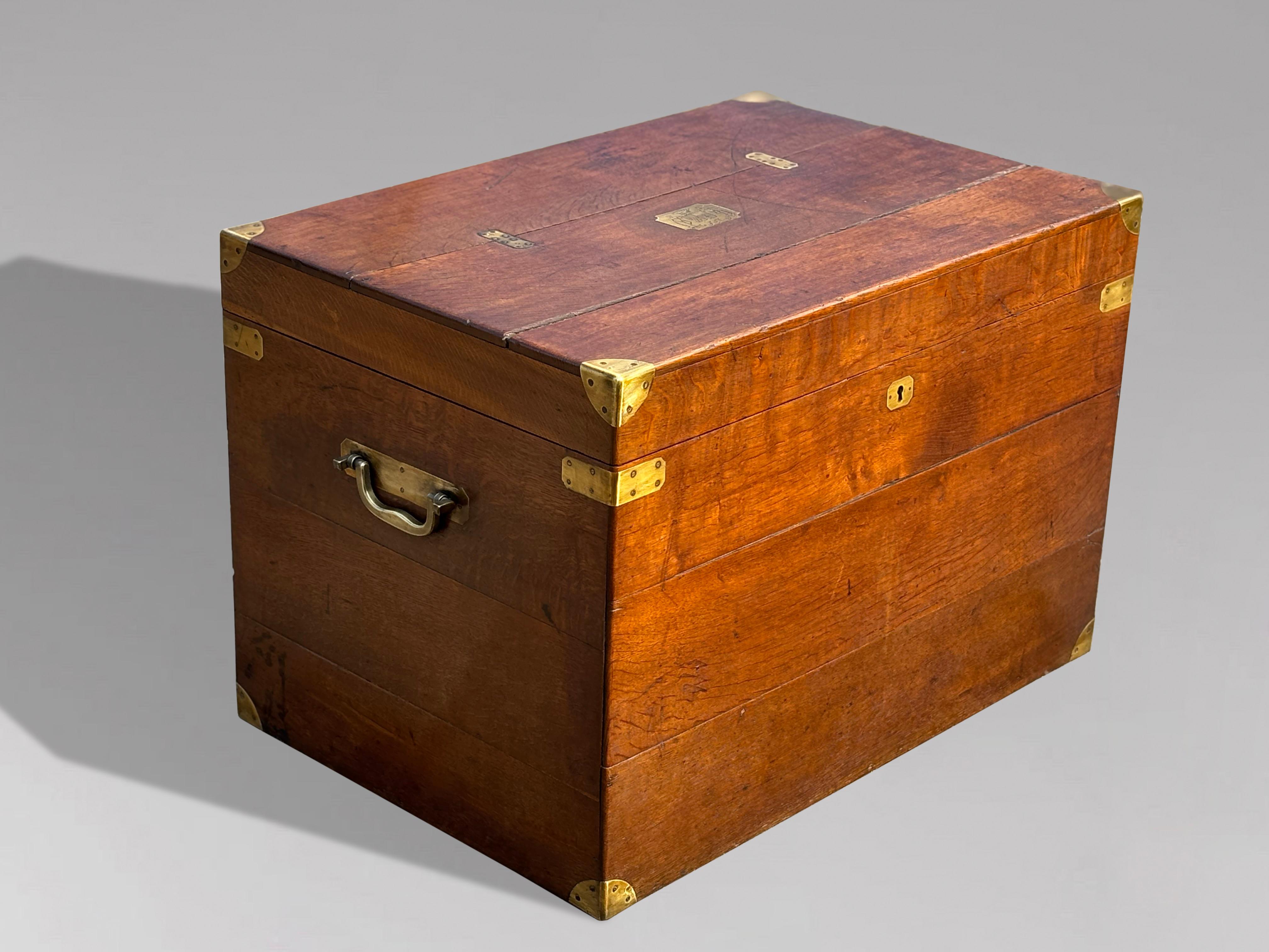 Un baule da viaggio di grandi dimensioni di epoca vittoriana, del XIX secolo, in Oak e rilegato in ottone. Realizzato in Oak con supporti in ottone e maniglie in ottone per il trasporto. Presenta un colore e una patina caldi e ricchi, adatti all'uso