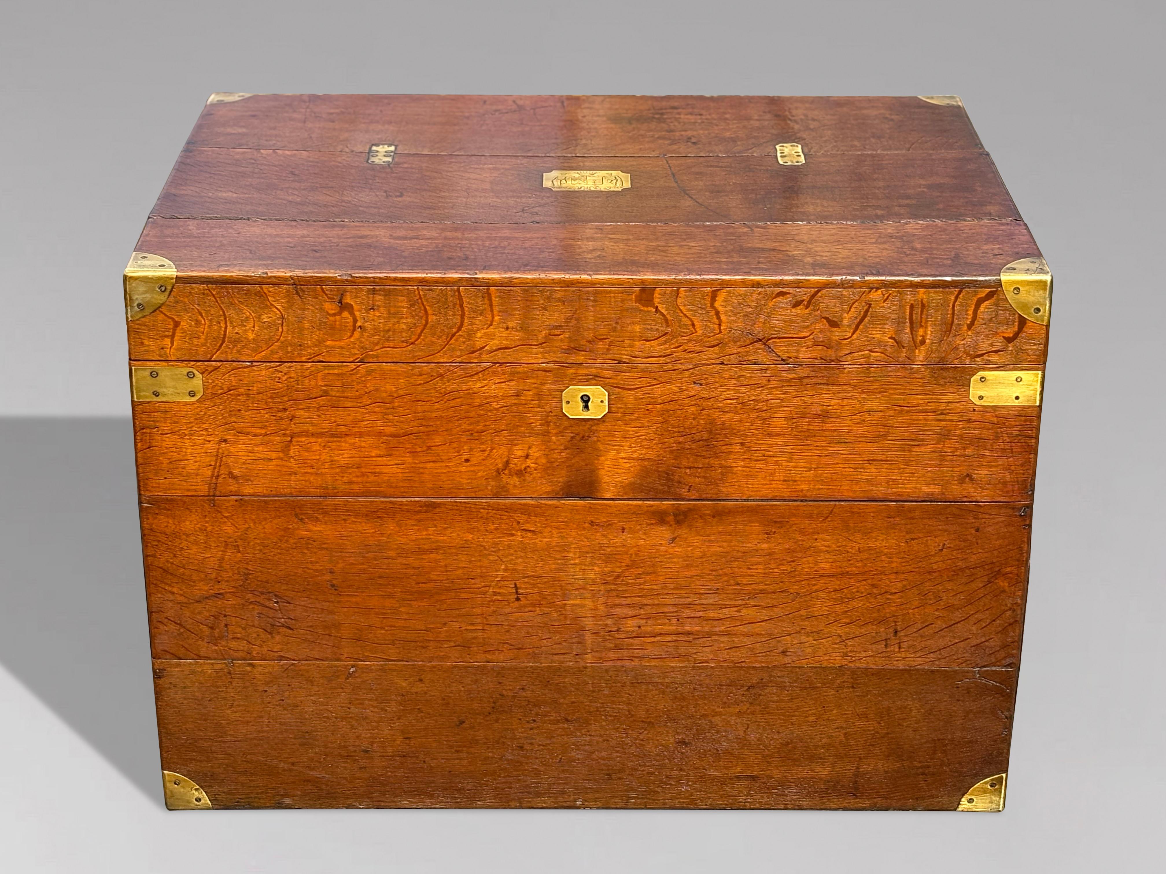 Coloniale britannico Baule da viaggio di epoca vittoriana del 19° secolo, in Oak e ottone in vendita
