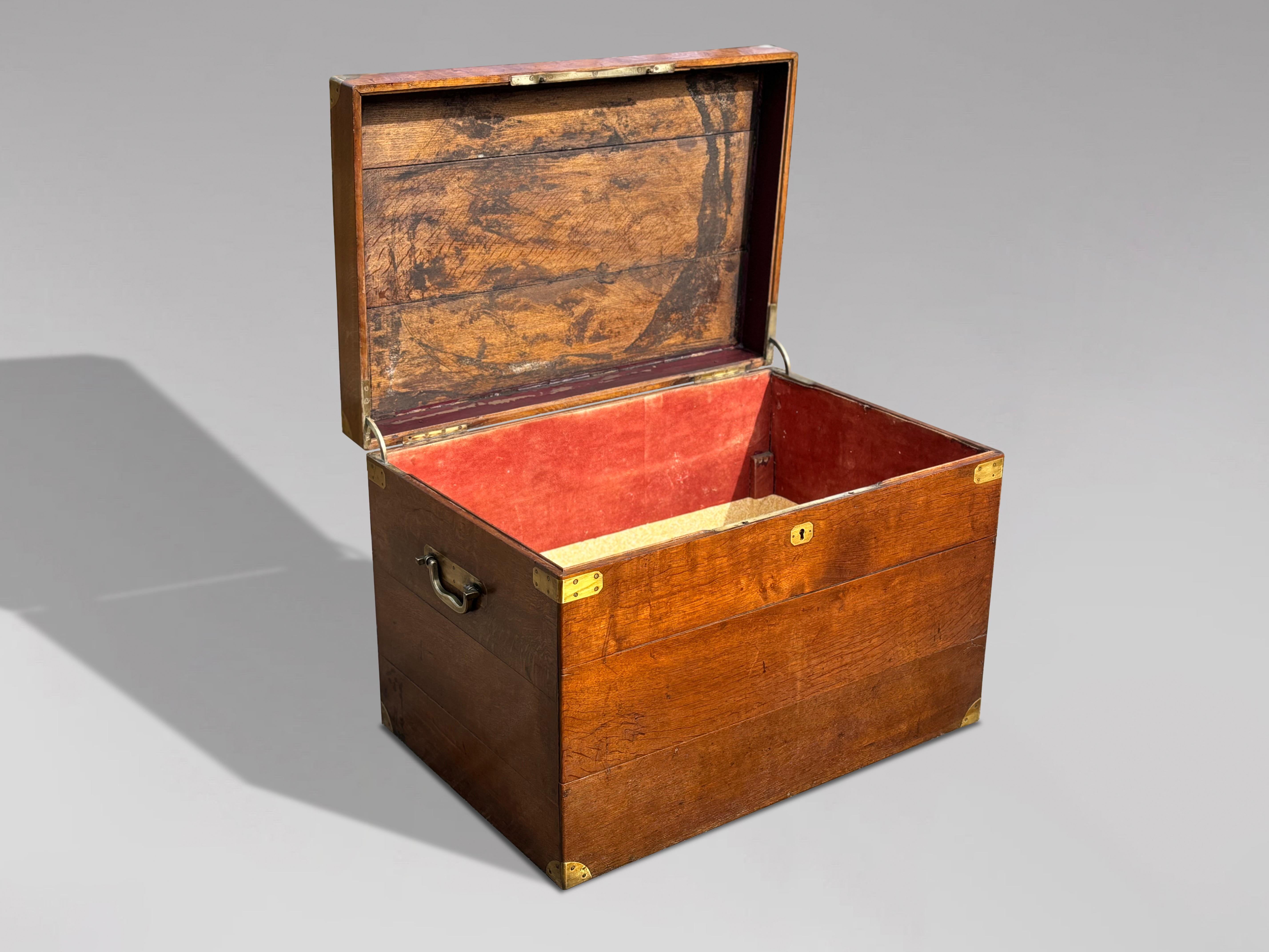 Britannico Baule da viaggio di epoca vittoriana del 19° secolo, in Oak e ottone in vendita