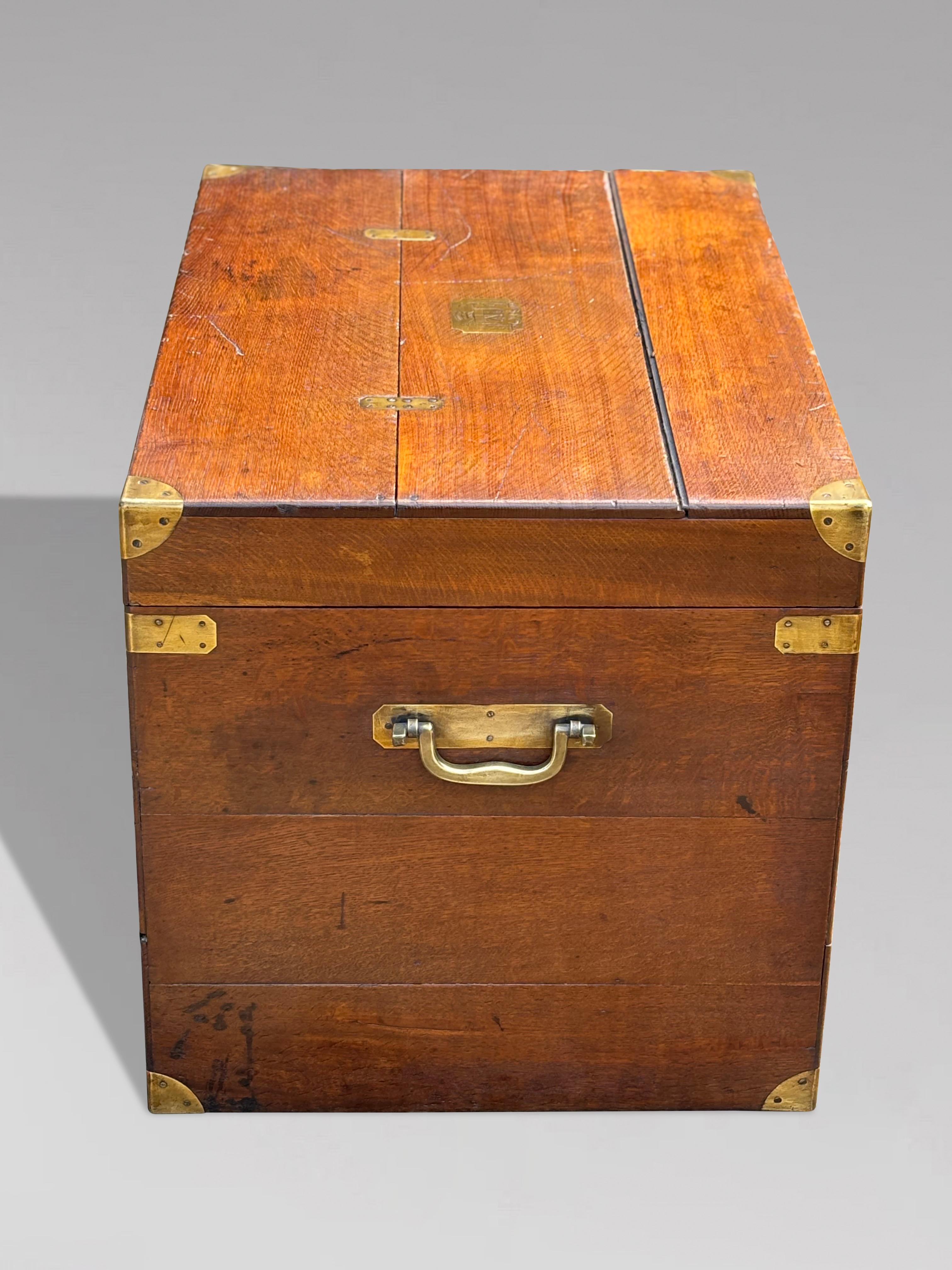 XIX secolo Baule da viaggio di epoca vittoriana del 19° secolo, in Oak e ottone in vendita