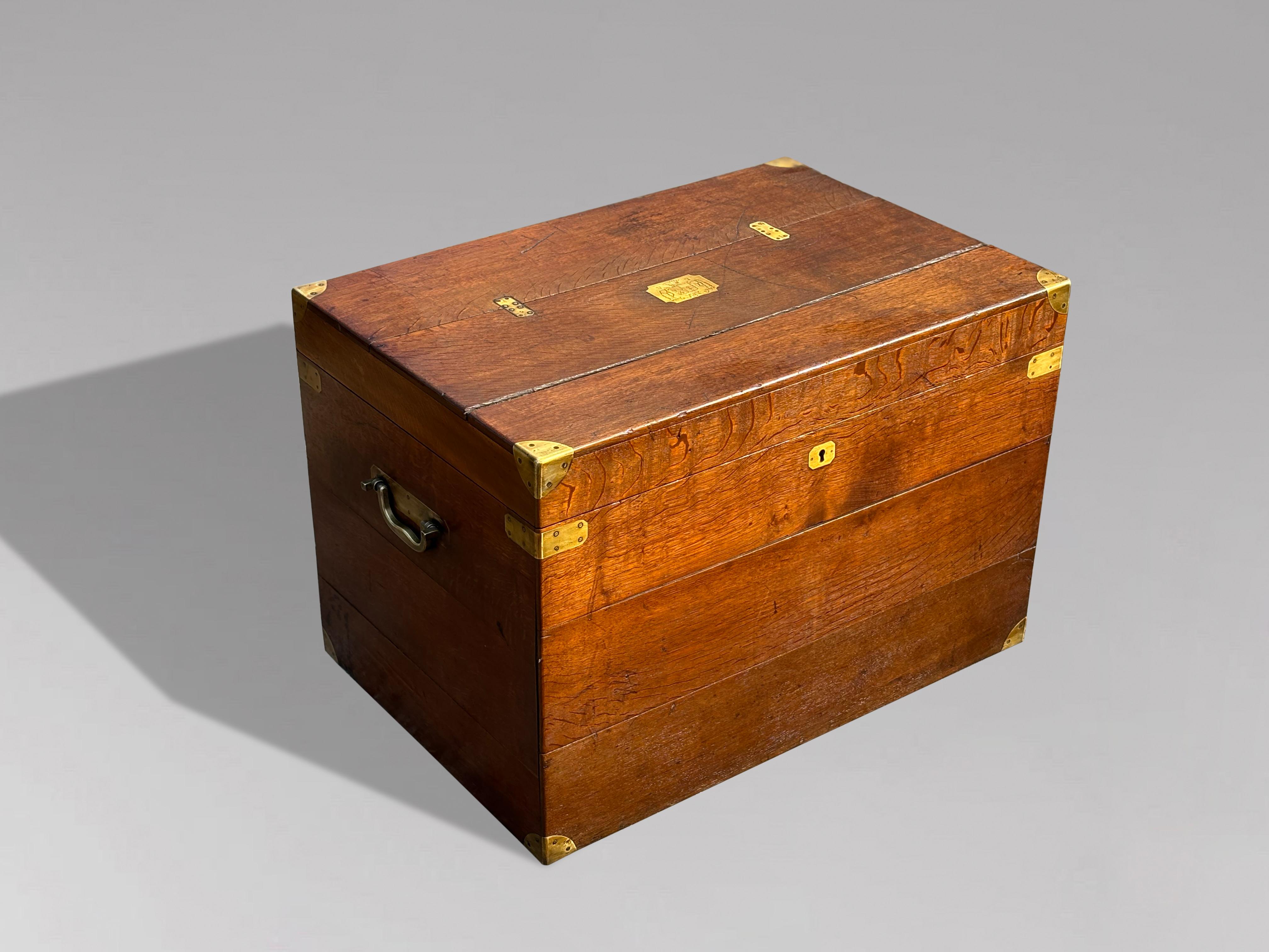 Baule da viaggio di epoca vittoriana del 19° secolo, in Oak e ottone in vendita 1